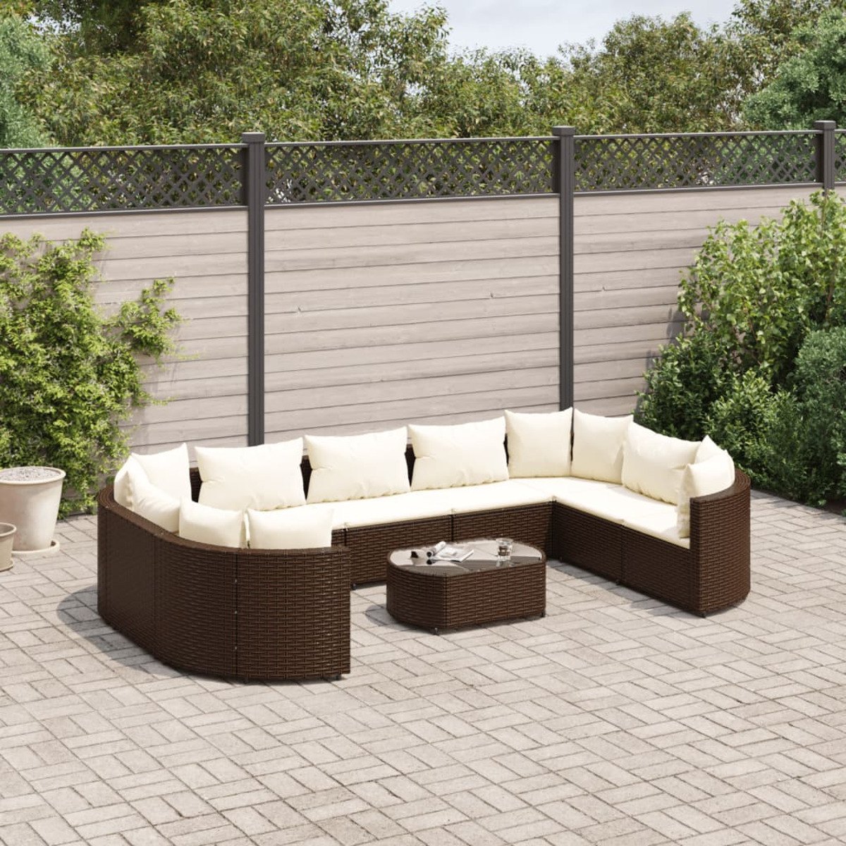 Outdoor-Sofa mit weißen Kissen und kleinem Tisch. Braunes Korbmuster.