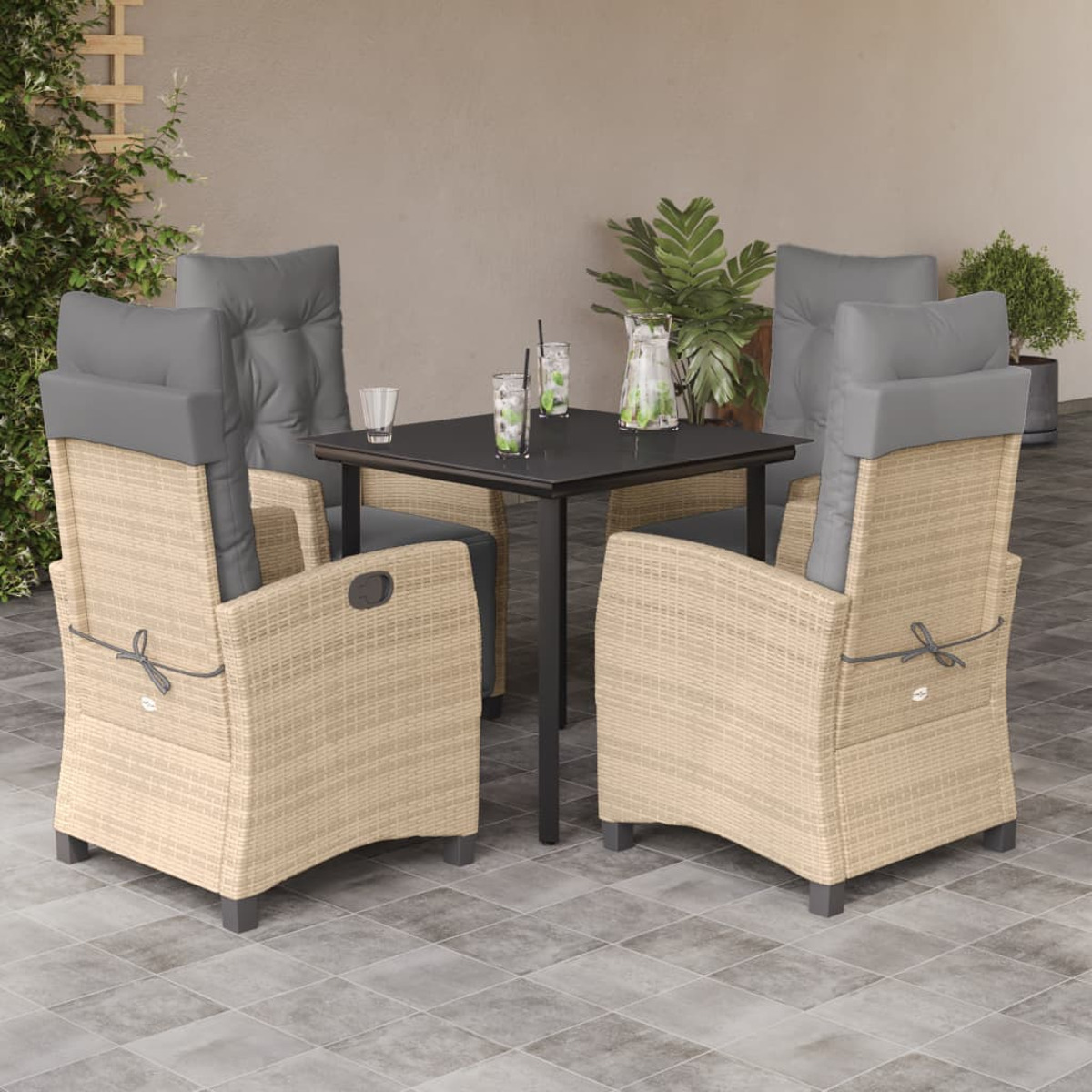 Terrassenbereich mit Tisch und vier Stühlen. Die Stühle und Kissen sind grau, der Tisch ist schwarz.