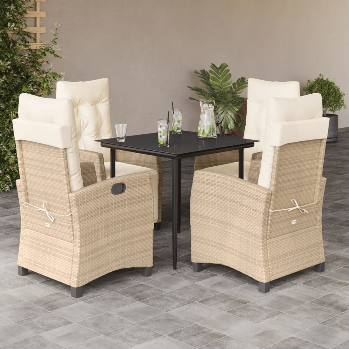 Tavolo da esterno con quattro sedie. Tavolo nero, sedie beige, con cuscini bianchi. Patio soleggiato.
