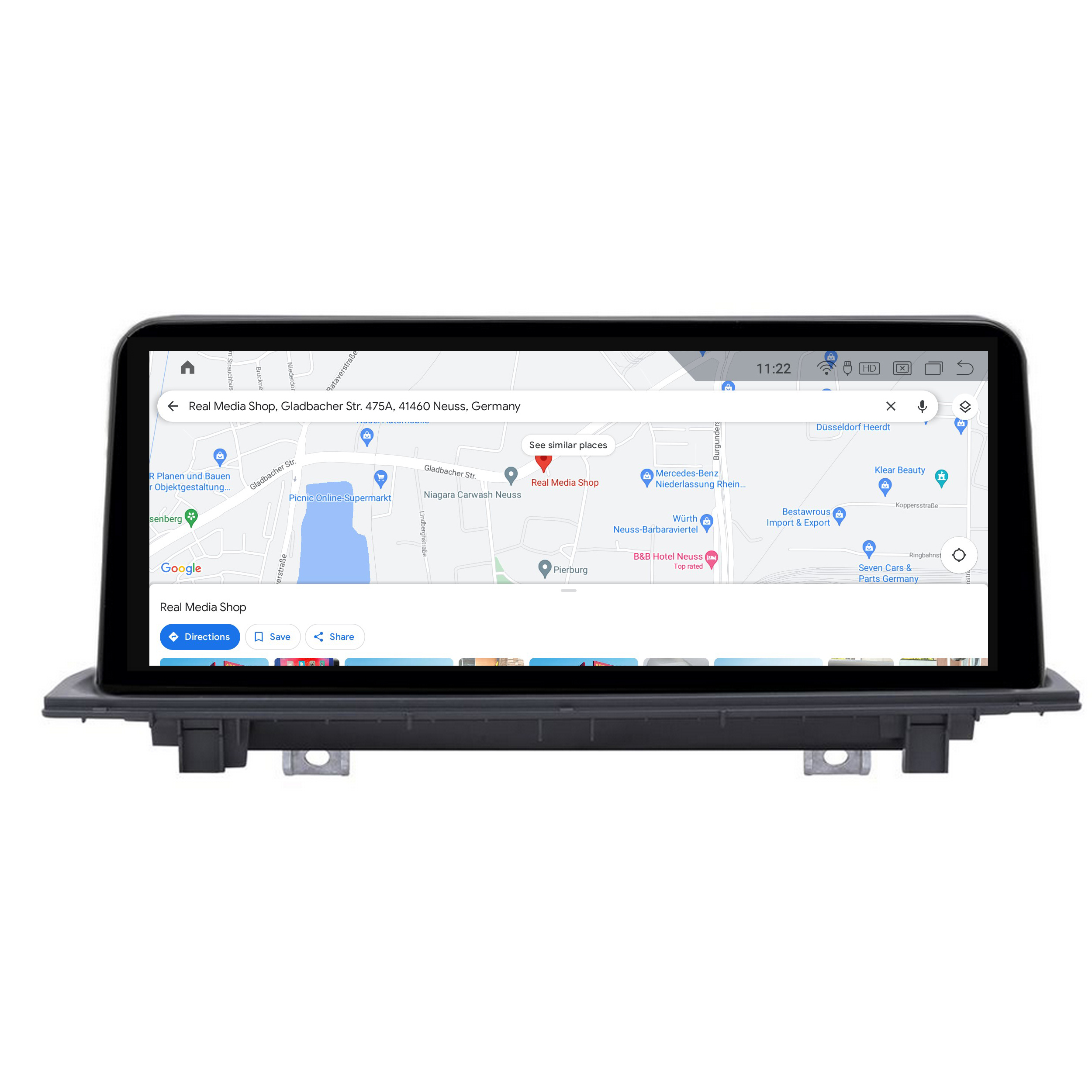 Autobildschirm mit Karte von Neuss, Deutschland, zeigt Navigation und Sehenswürdigkeiten.