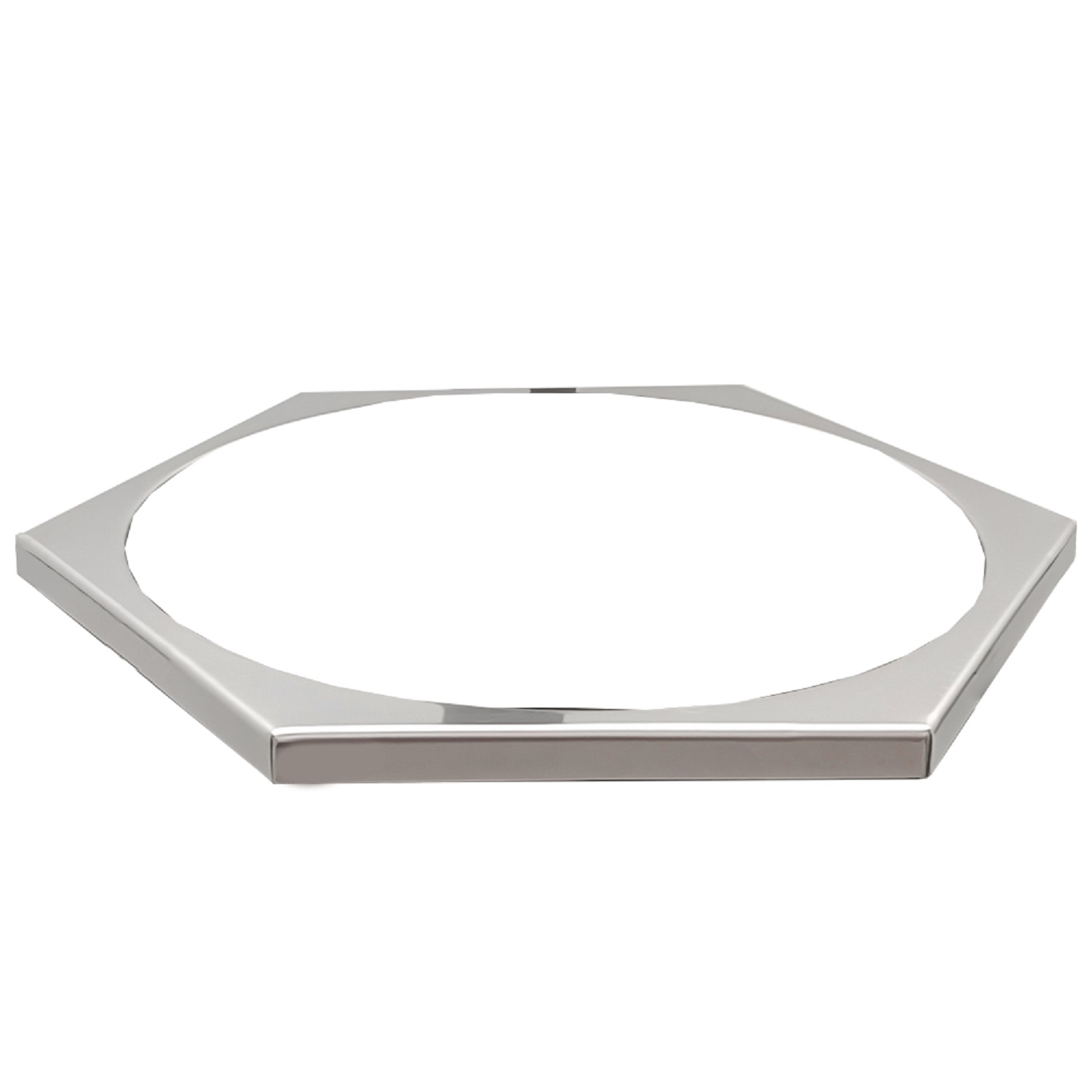 Ein verchromter Grilldeckel in Sechseckform, isoliert auf weißem Hintergrund.