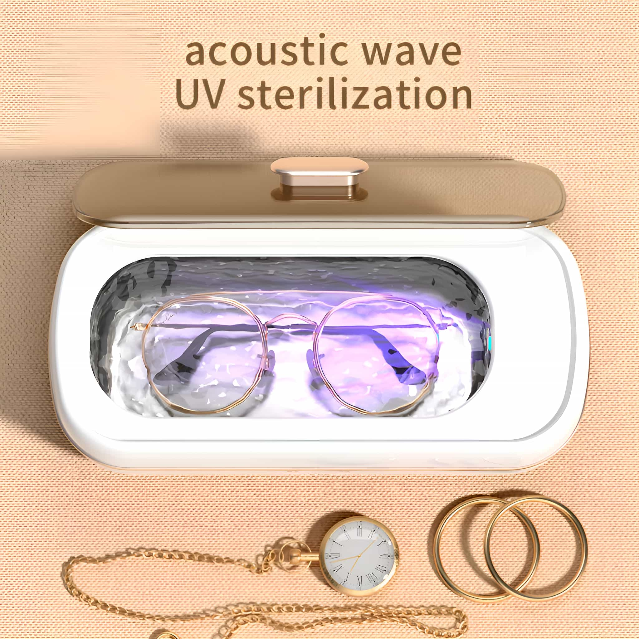 Brillen in einer UV-Sterilisationsbox, mit einer goldenen Uhr und Ringen auf einer beigen Oberfläche.