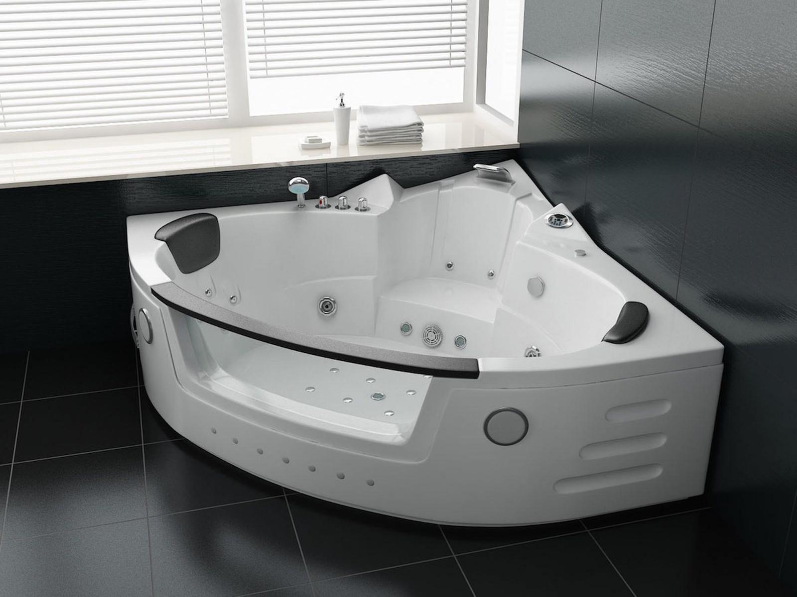 Eck-Whirlpool in Weiß mit schwarzen Akzenten, vor schwarzen Fliesen. Fenster und Armaturen sind sichtbar.
