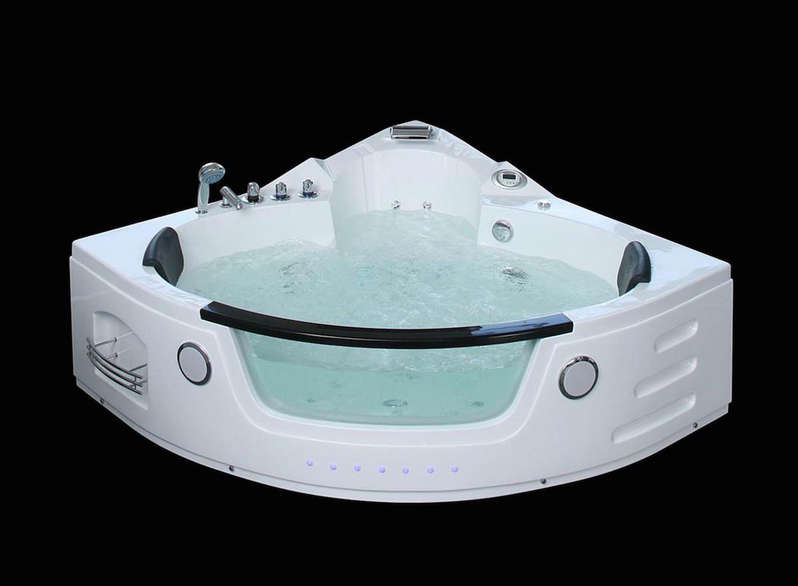 Weißes Eck-Jacuzzi mit Wasser, Düsen und Bedienelementen, vor schwarzem Hintergrund.