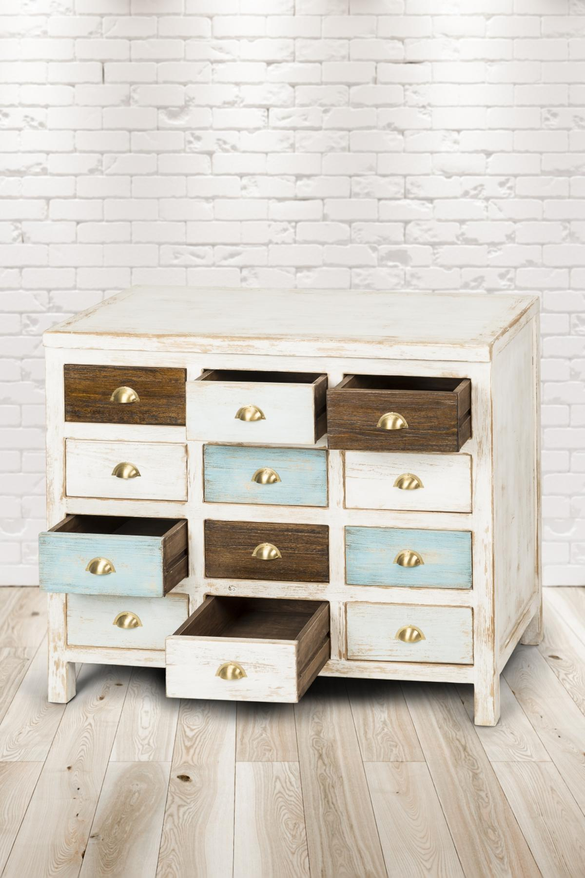 Holzschrank mit Schubladen. Kombination aus weißen, braunen und blauen Schubladen mit goldenen Griffen.