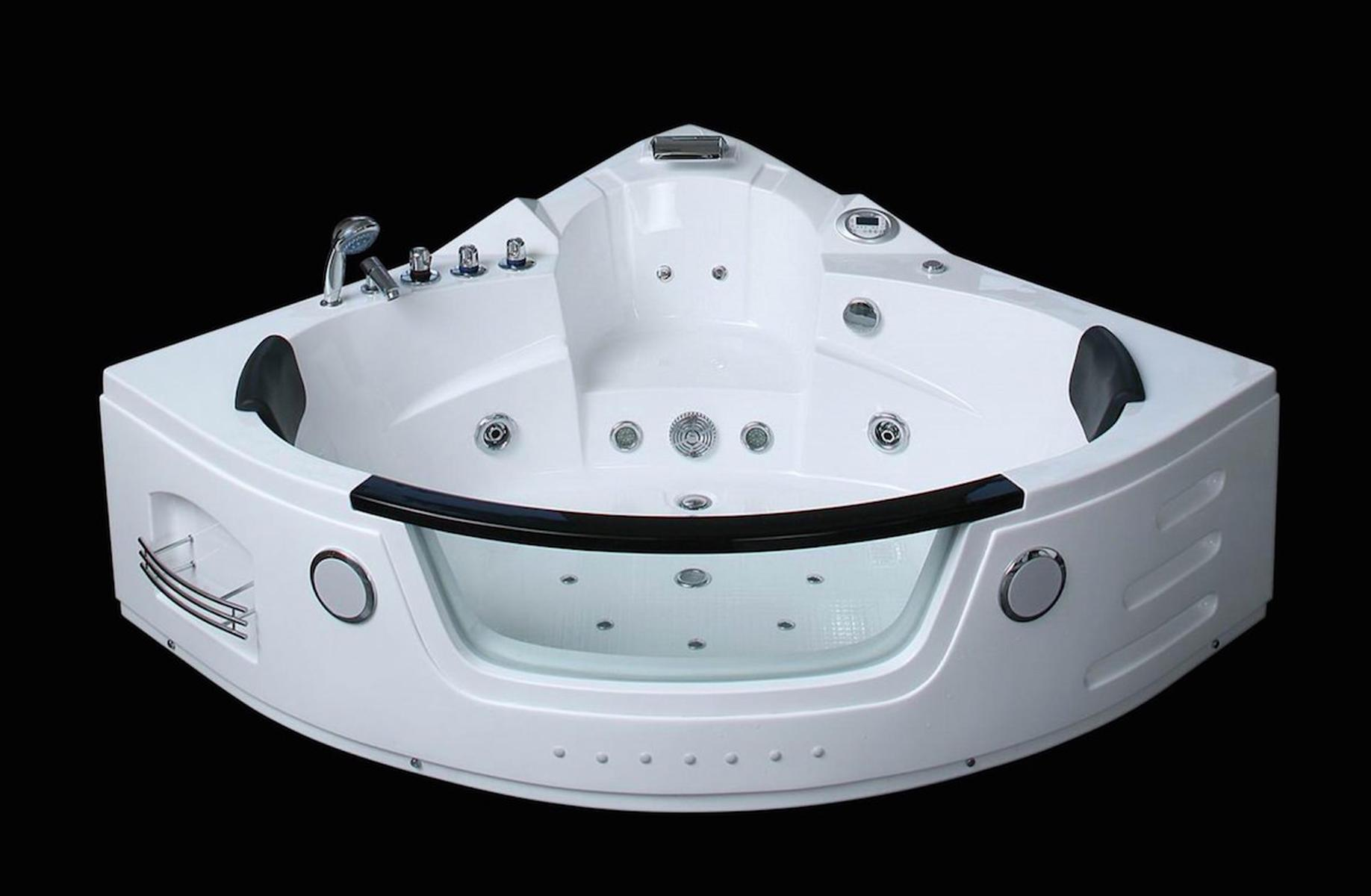 Ein weißes Eck-Jacuzzi mit schwarzem Besatz vor schwarzem Hintergrund. Mit Chromarmaturen.