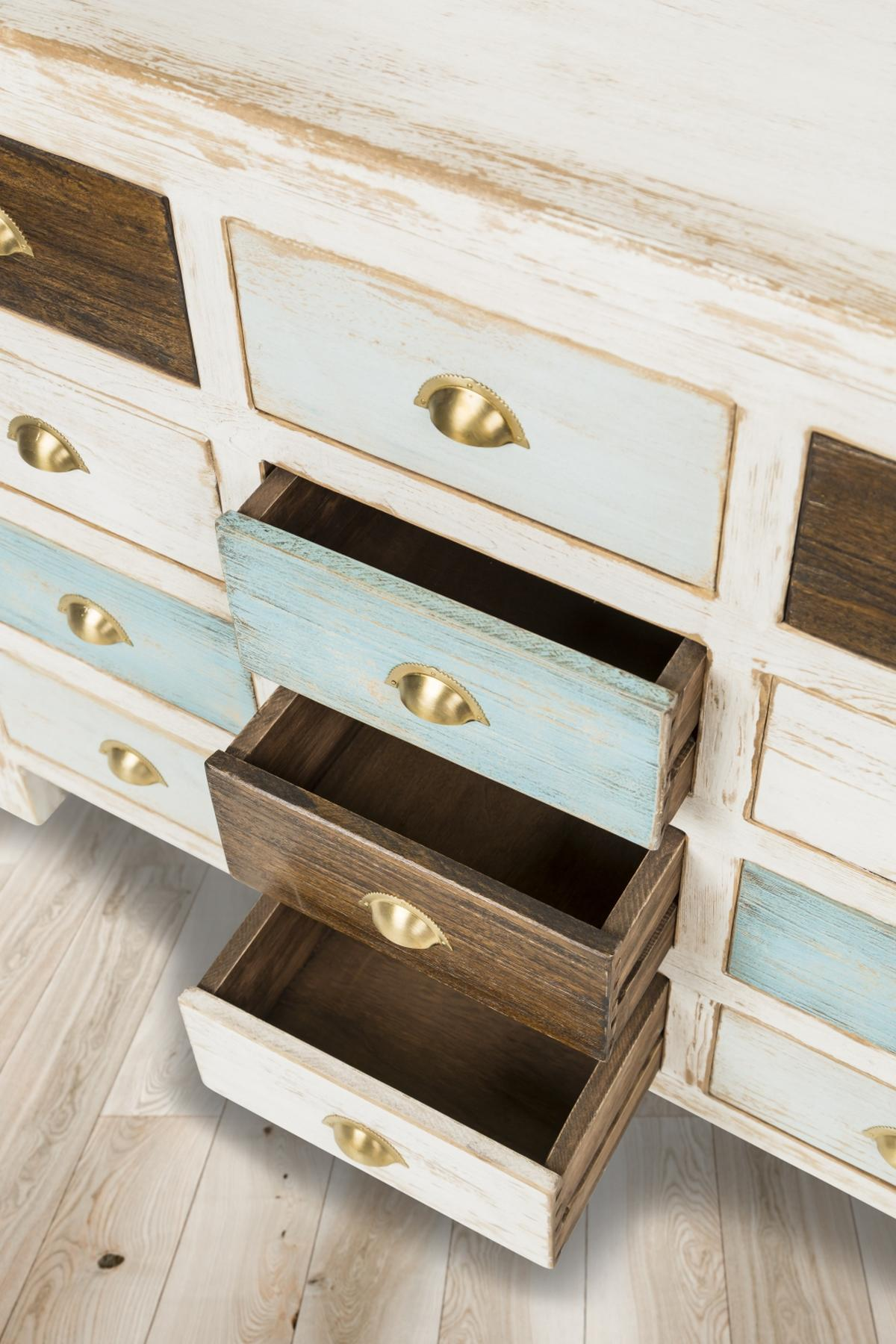 Ein Holzschrank mit Schubladen in verschiedenen Farben und goldenen Griffen.