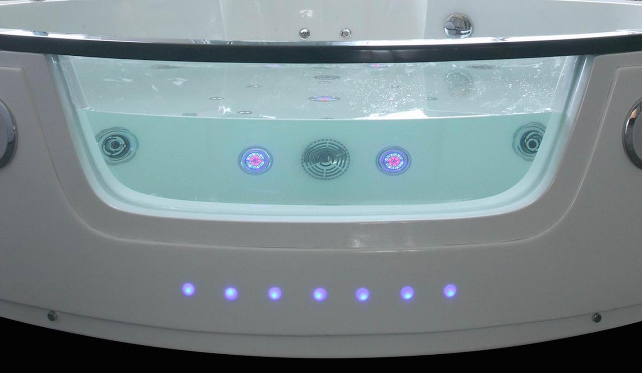 Eine Nahaufnahme eines weißen Whirlpools mit blauen Lichtern und Wasser.