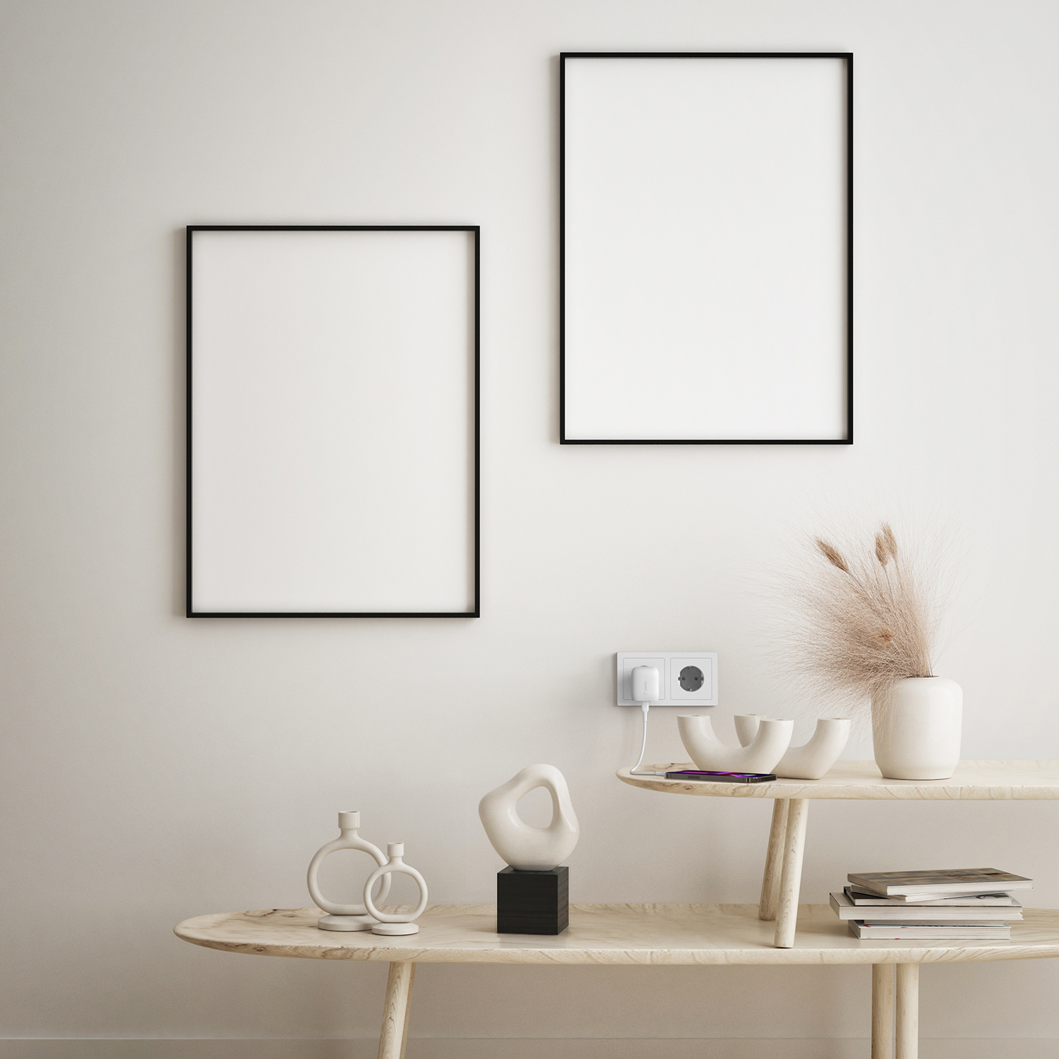 Due quadri incorniciati e decorazioni su un muro.