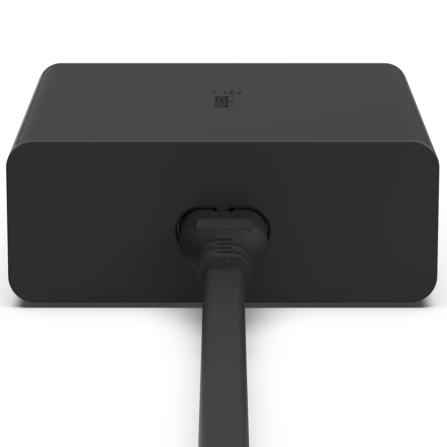 Un adaptador de corriente Belkin negro con un cable de alimentación enchufado, visto desde atrás.