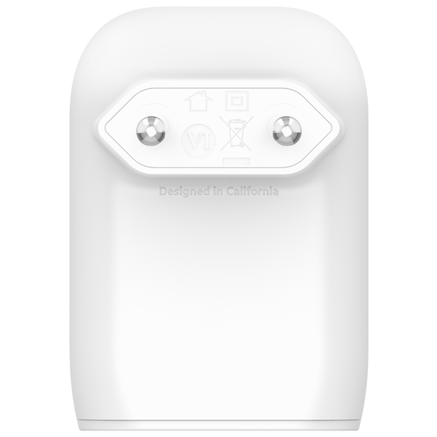 Ein weißer Ladeadapter mit Stecker und dem Text "Designed in California".