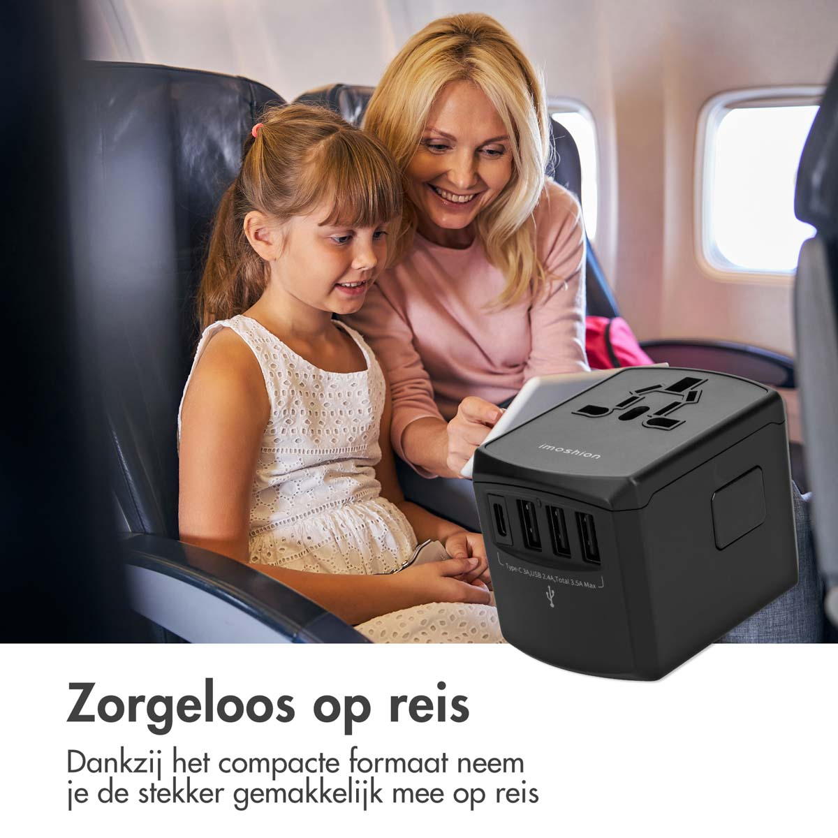 Vrouw en meisje in een vliegtuig gebruiken een zwarte reisadapter.