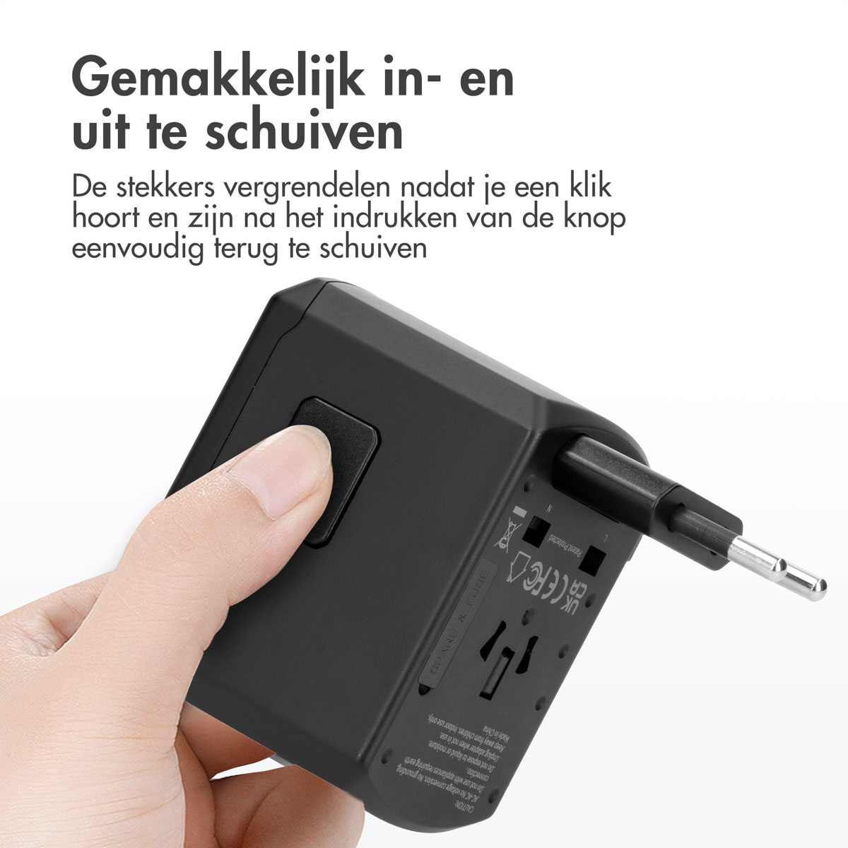 Hand die een zwarte universele adapter vasthoudt, witte achtergrond, met stekker.