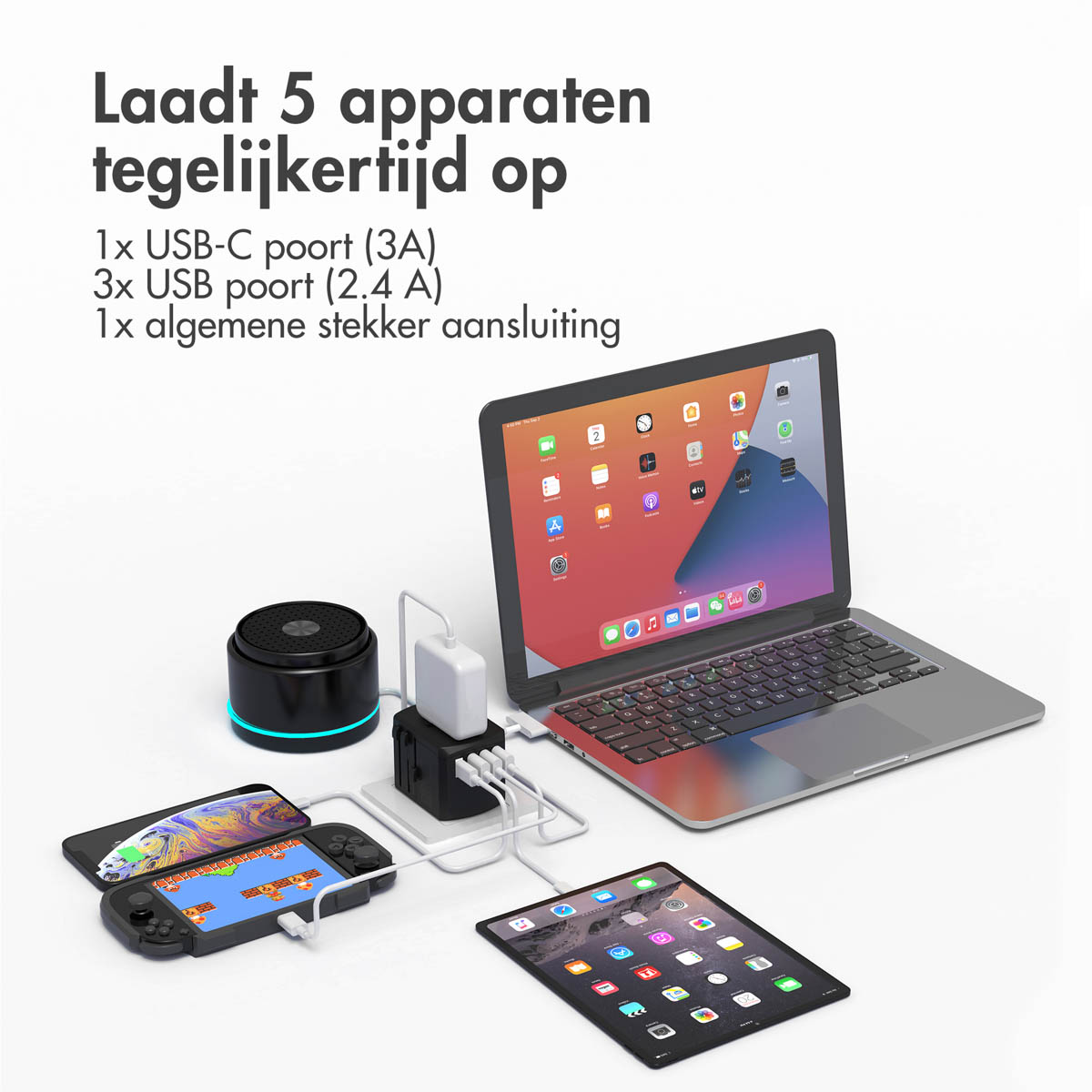 Meerdere apparaten aangesloten op een oplaadadapter en een laptop op een tafel.