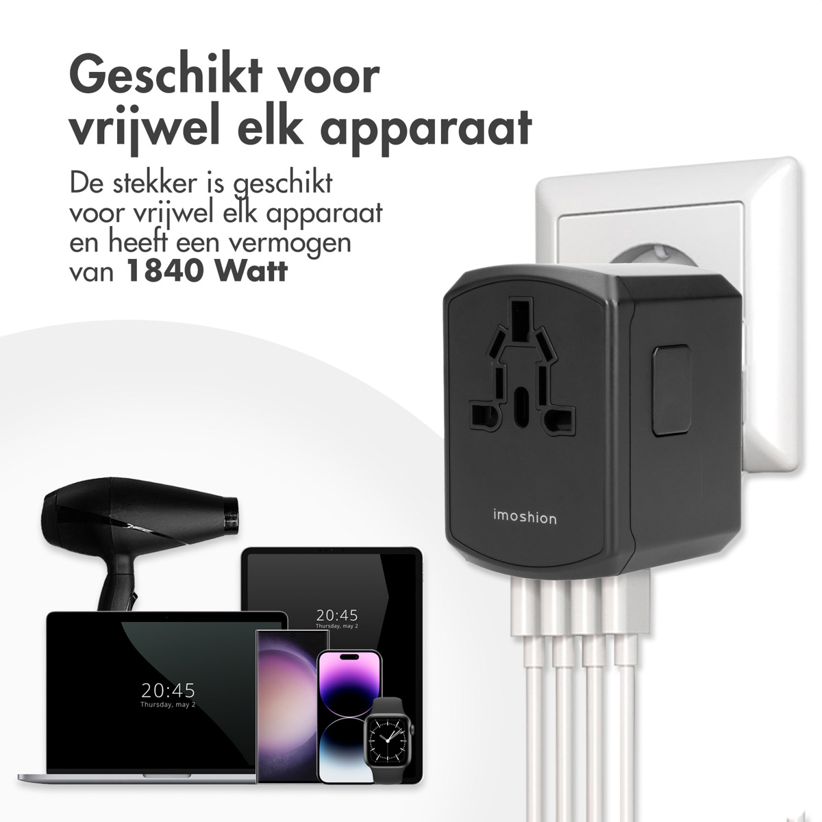 Een zwarte reisadapter aangesloten op een stopcontact, met apparaten en tekst eronder.