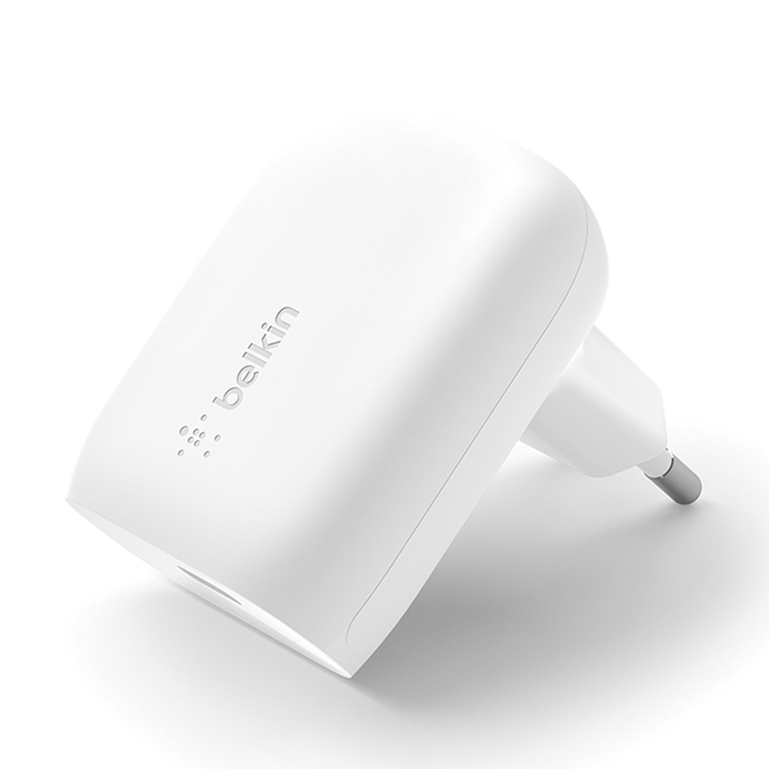 Weißes Belkin-Ladegerät mit Stecker und USB-Anschluss, Winkelansicht, weißer Hintergrund.