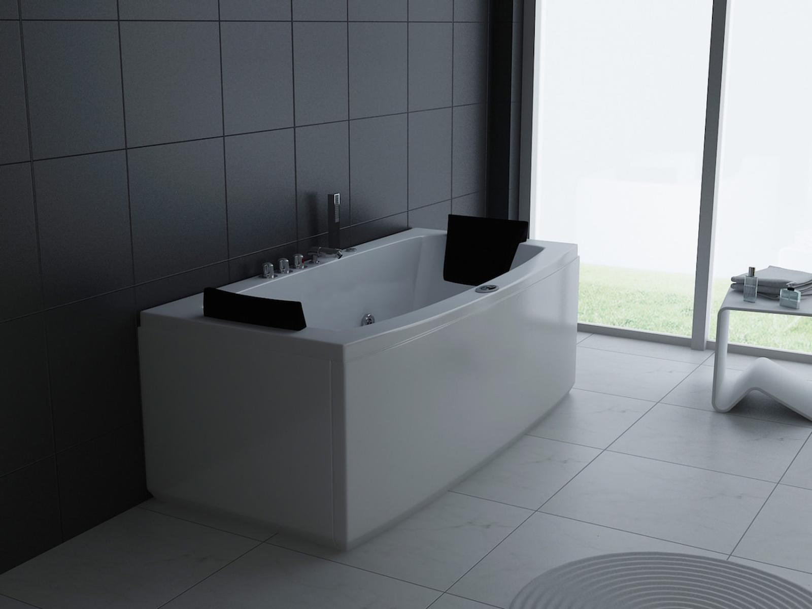 Moderne weiße Badewanne mit schwarzen Kopfstützen. Vor einer schwarz gefliesten Wand und einem Fenster.