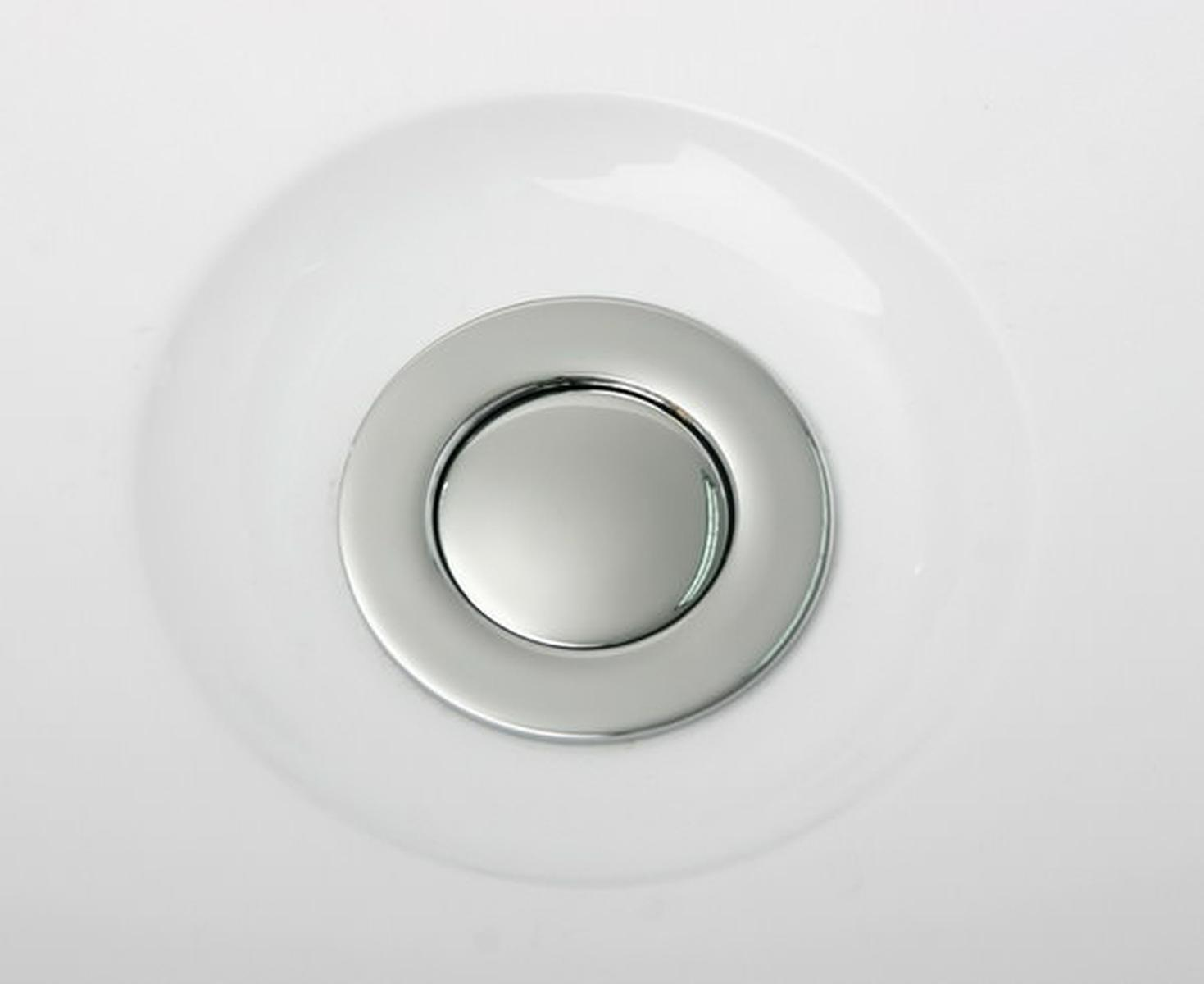 Eine weiße, kreisförmige Spültaste mit silbernem Mittelteil.