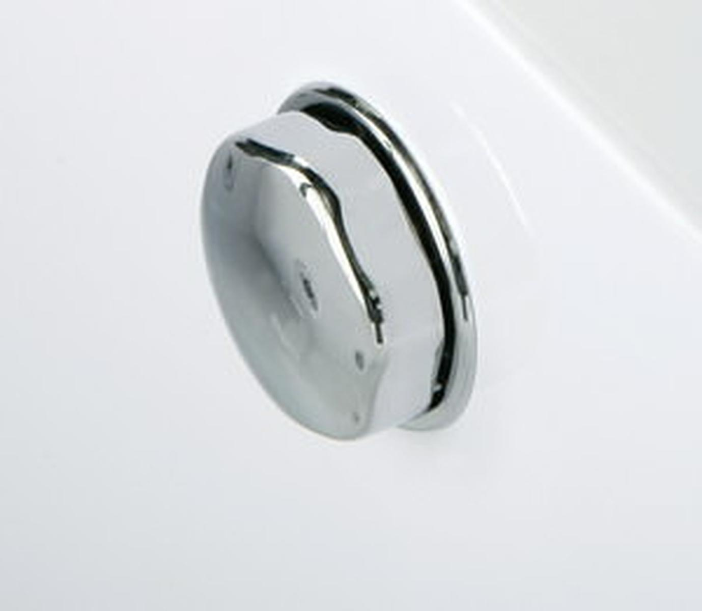 Nahaufnahme eines verchromten Badewannenablaufstopfens in einer weißen Badewanne.