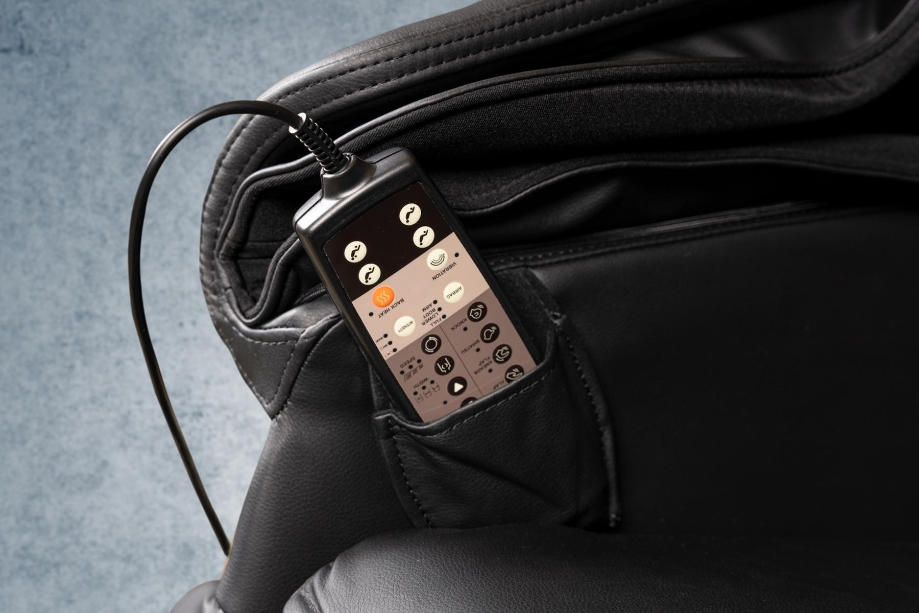 Nahaufnahme einer schwarzen Massage-Sessel-Fernbedienung in einer Tasche.