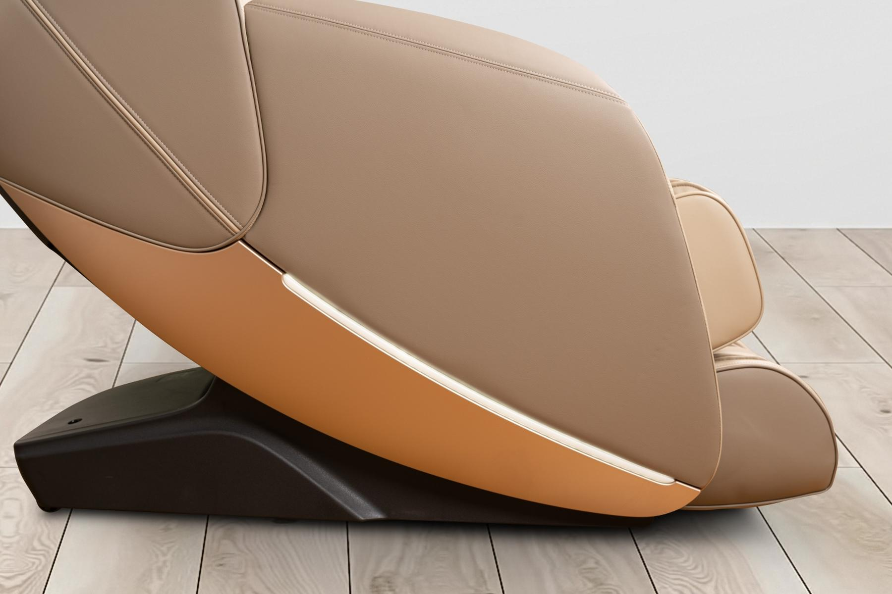 Massage-Sessel Seitenansicht, beige und braune Farben, mit geschwungener Armlehne und Basis.