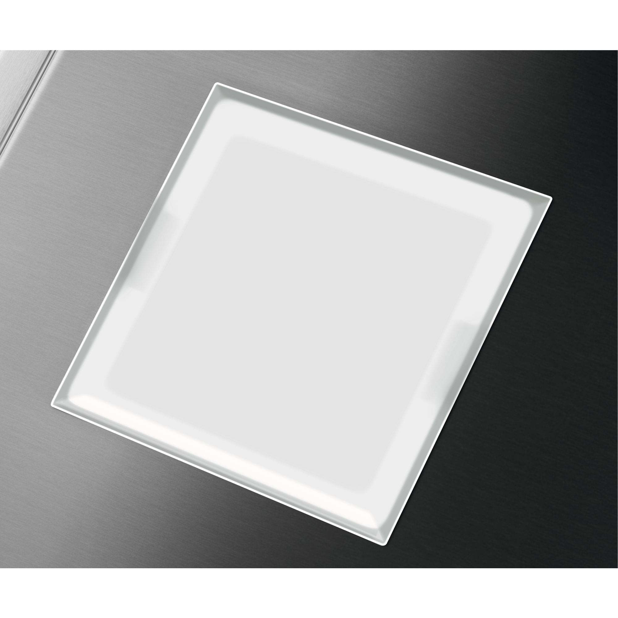 Un plato cuadrado blanco sobre una superficie gris oscuro, ligeramente inclinado, reflejando la luz.