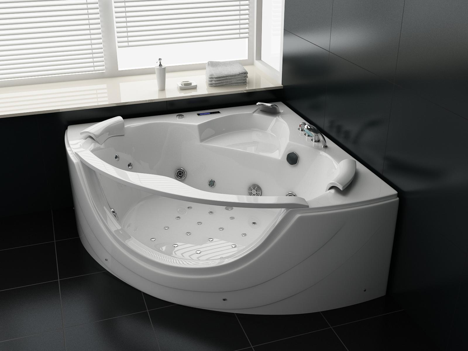 Eine weiße Eckbadewanne mit Fenster im Hintergrund. Die Wanne hat Düsen und einen eingebauten Sitz.