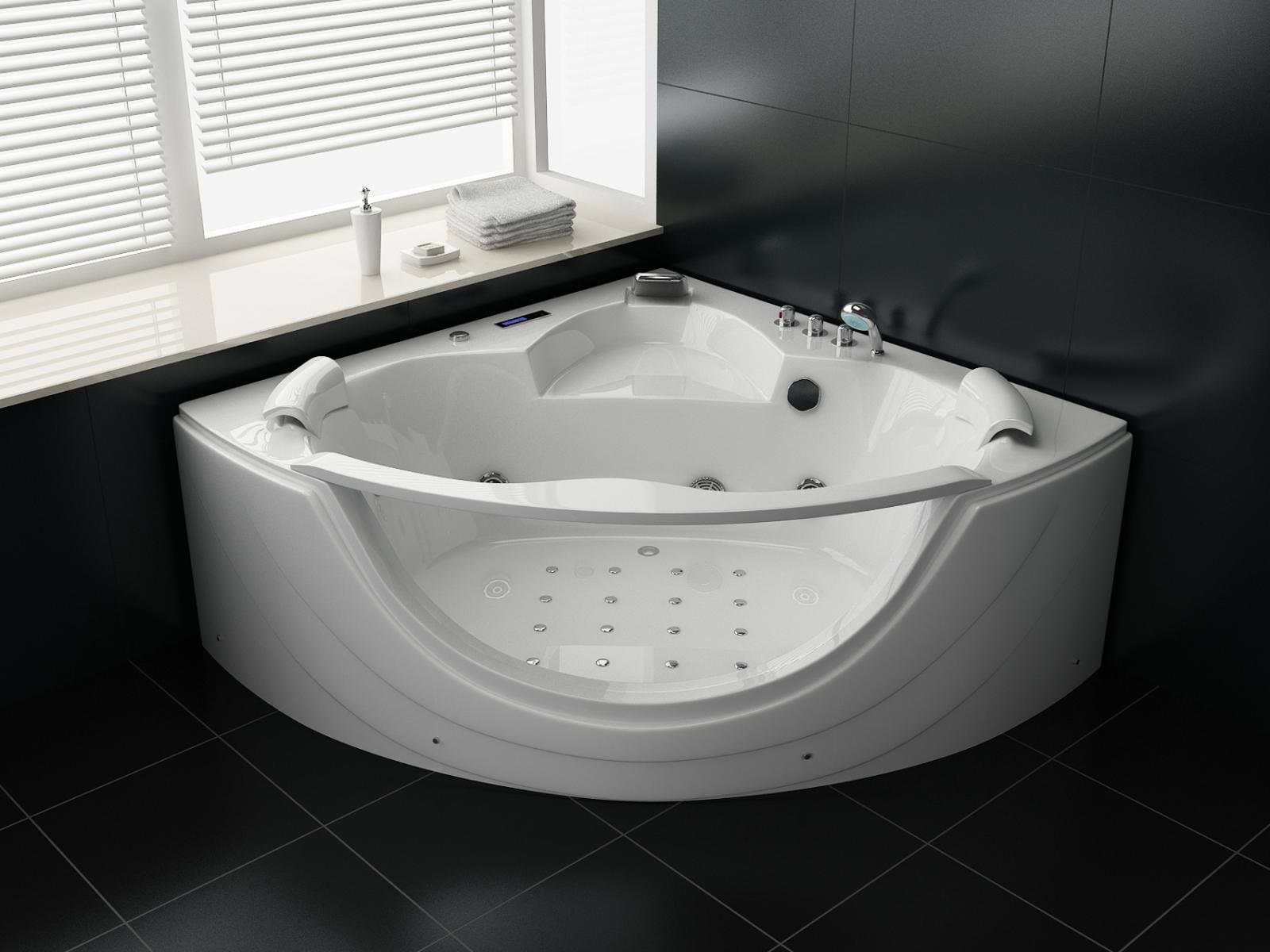 Eine weiße Eckbadewanne mit schwarzem gefliesten Hintergrund. Links ist ein Fenster.