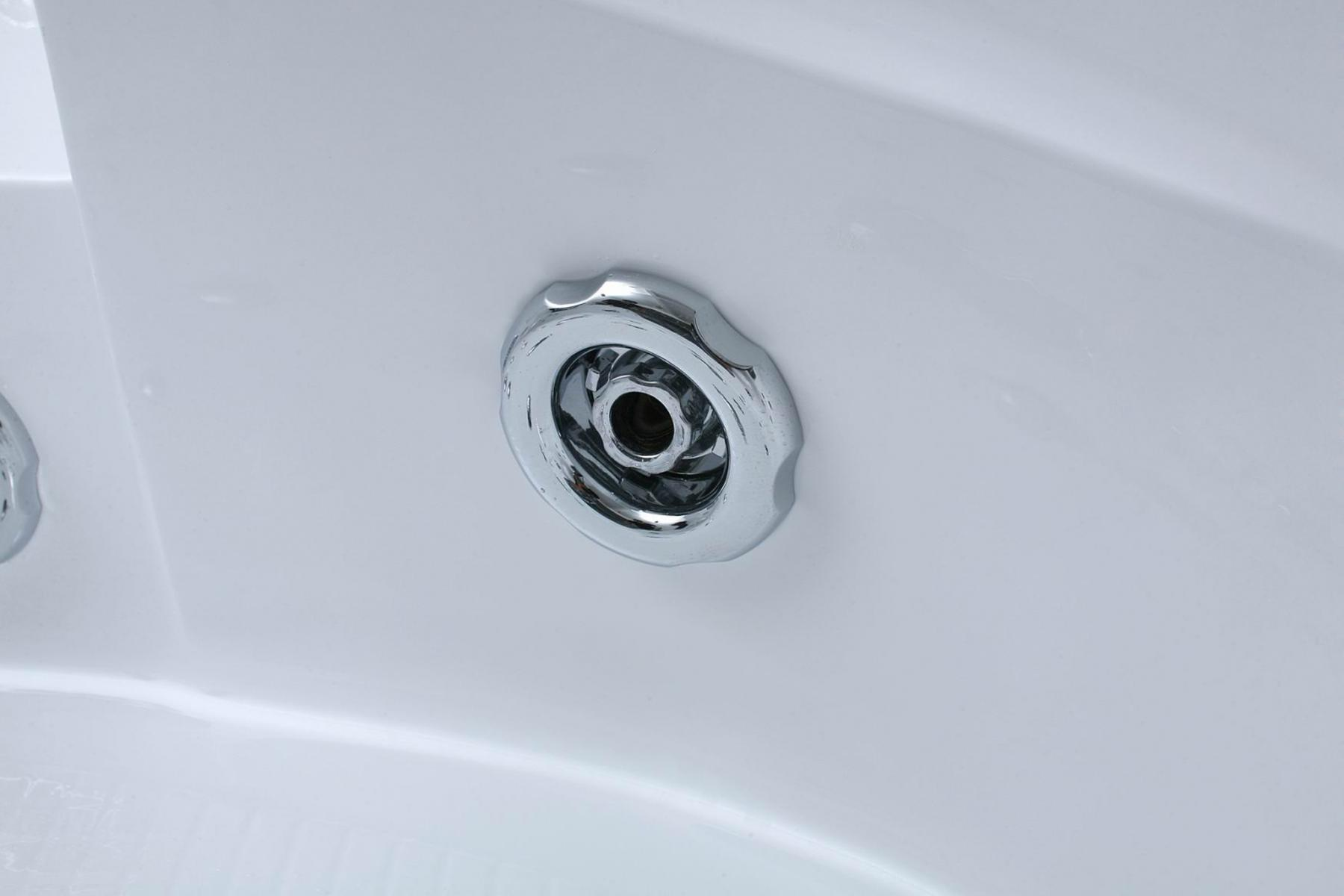Nahaufnahme eines verchromten Wasserstrahls in einer weißen Badewanne. Der Strahl ist rund mit einem zentralen Loch.