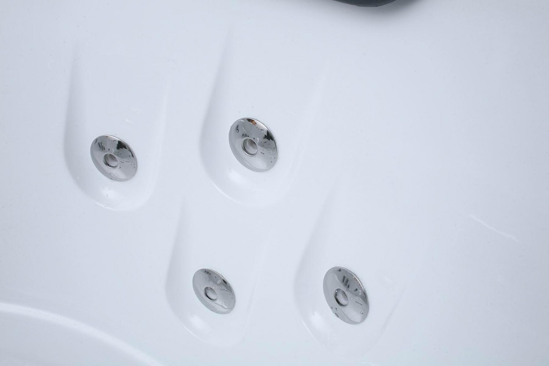 Nahaufnahme des Inneren eines weißen Whirlpools mit Düsen.
