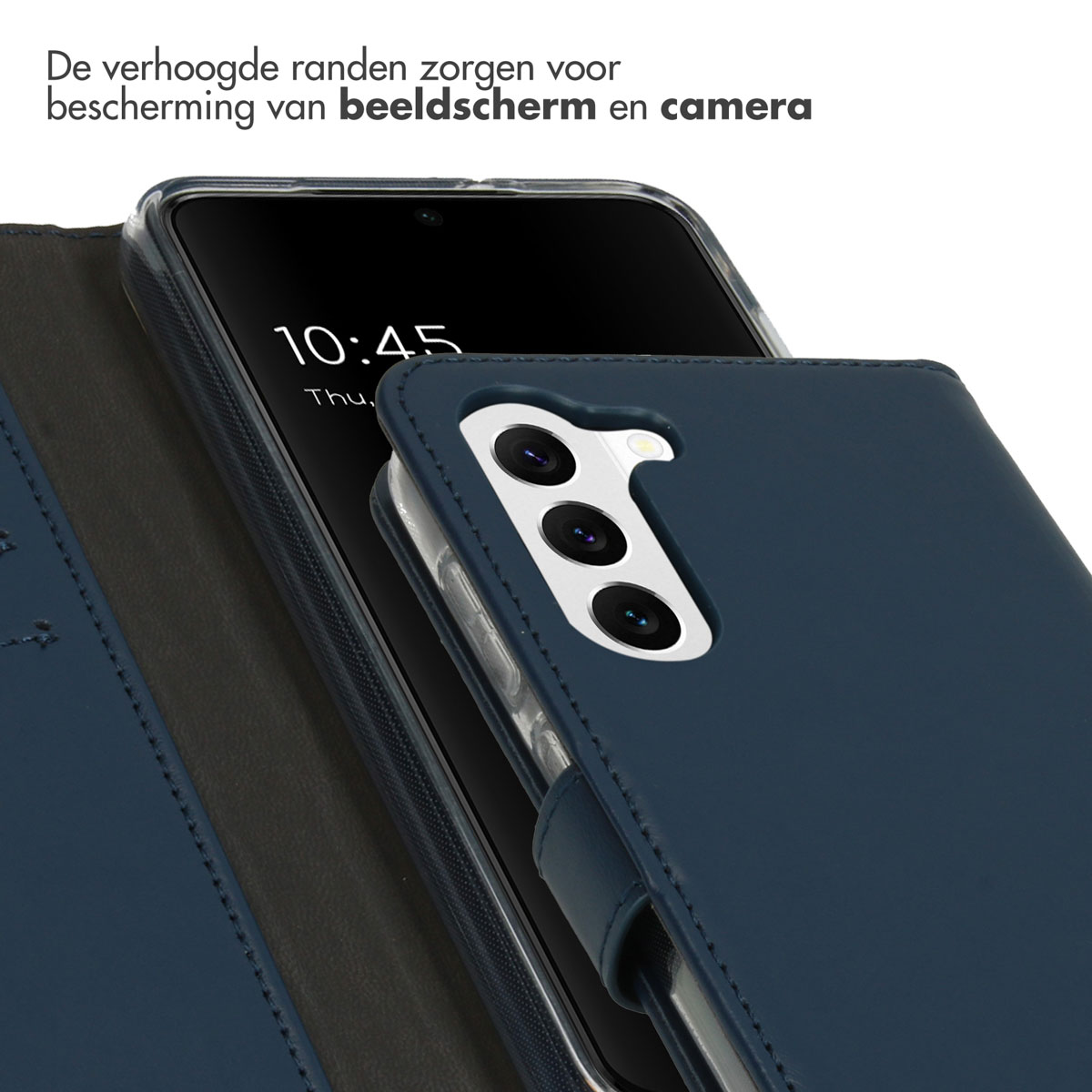 Blauwe telefoonhoes met een telefoon erin. De hoes heeft een donkerblauwe kleur.