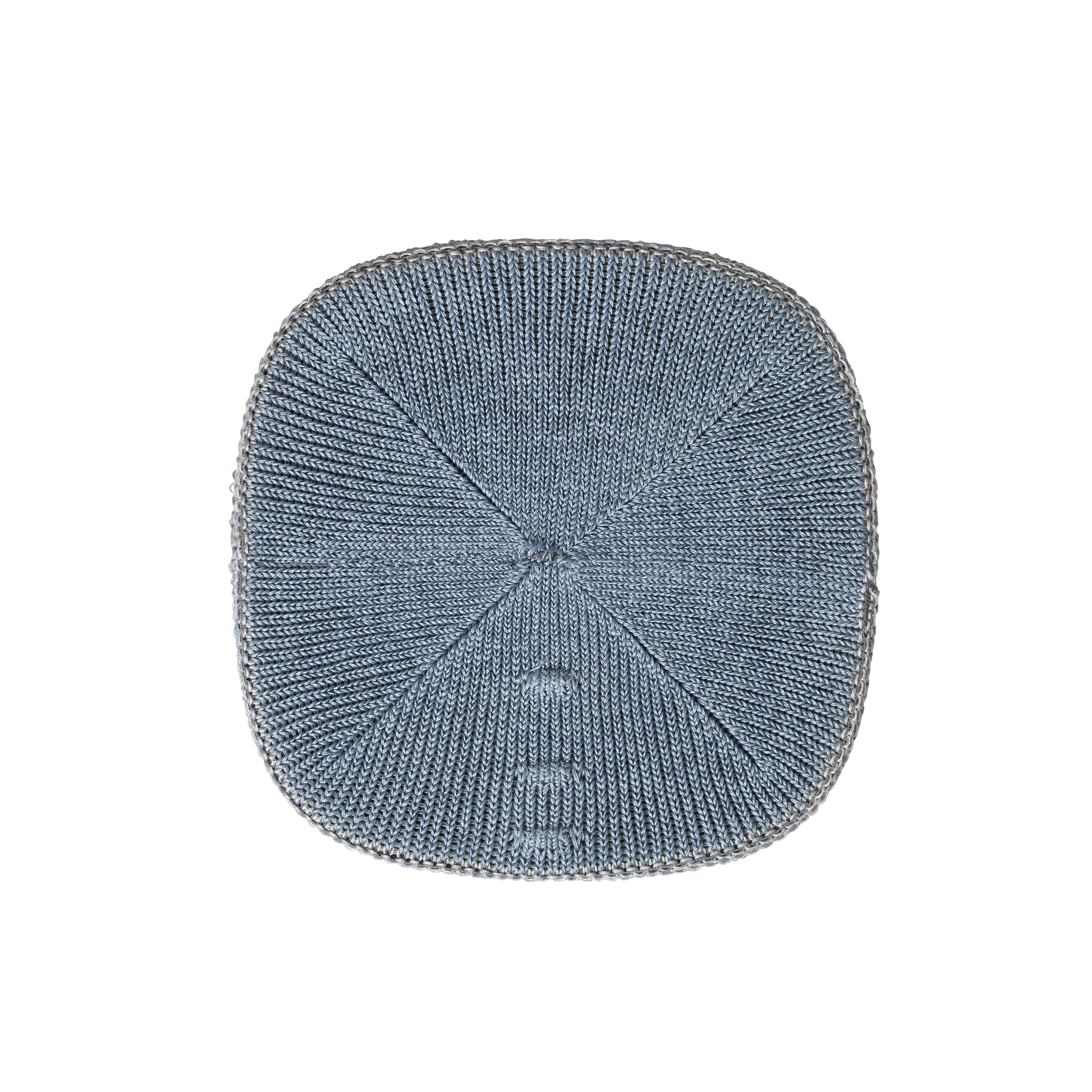 Vue de dessus d'un calot tricoté bleu clair, montrant sa forme ronde et le motif central.