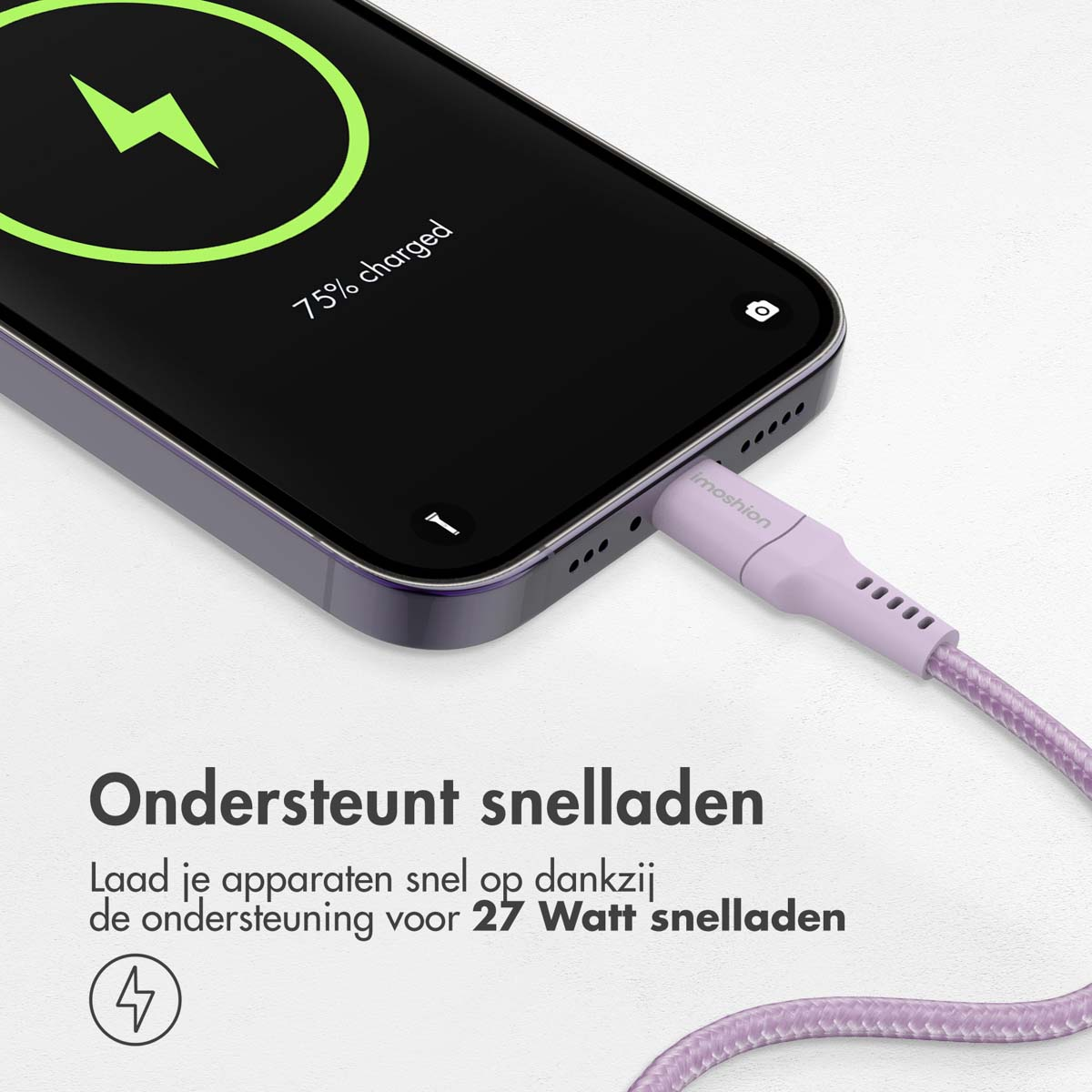 Un téléphone en charge. Un câble violet est connecté au téléphone.