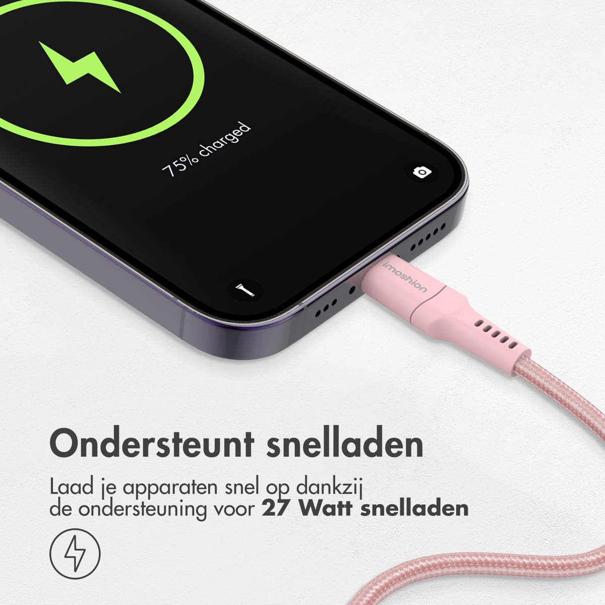 Un téléphone se charge avec un câble rose. Le téléphone affiche une icône de chargement.