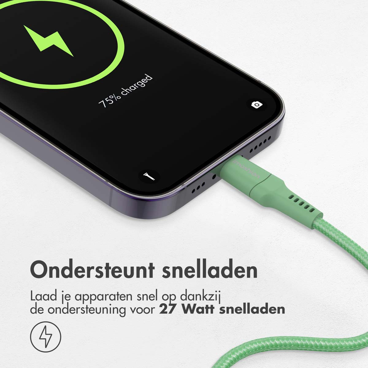 Téléphone en charge avec un câble vert, affichant 75% de charge.