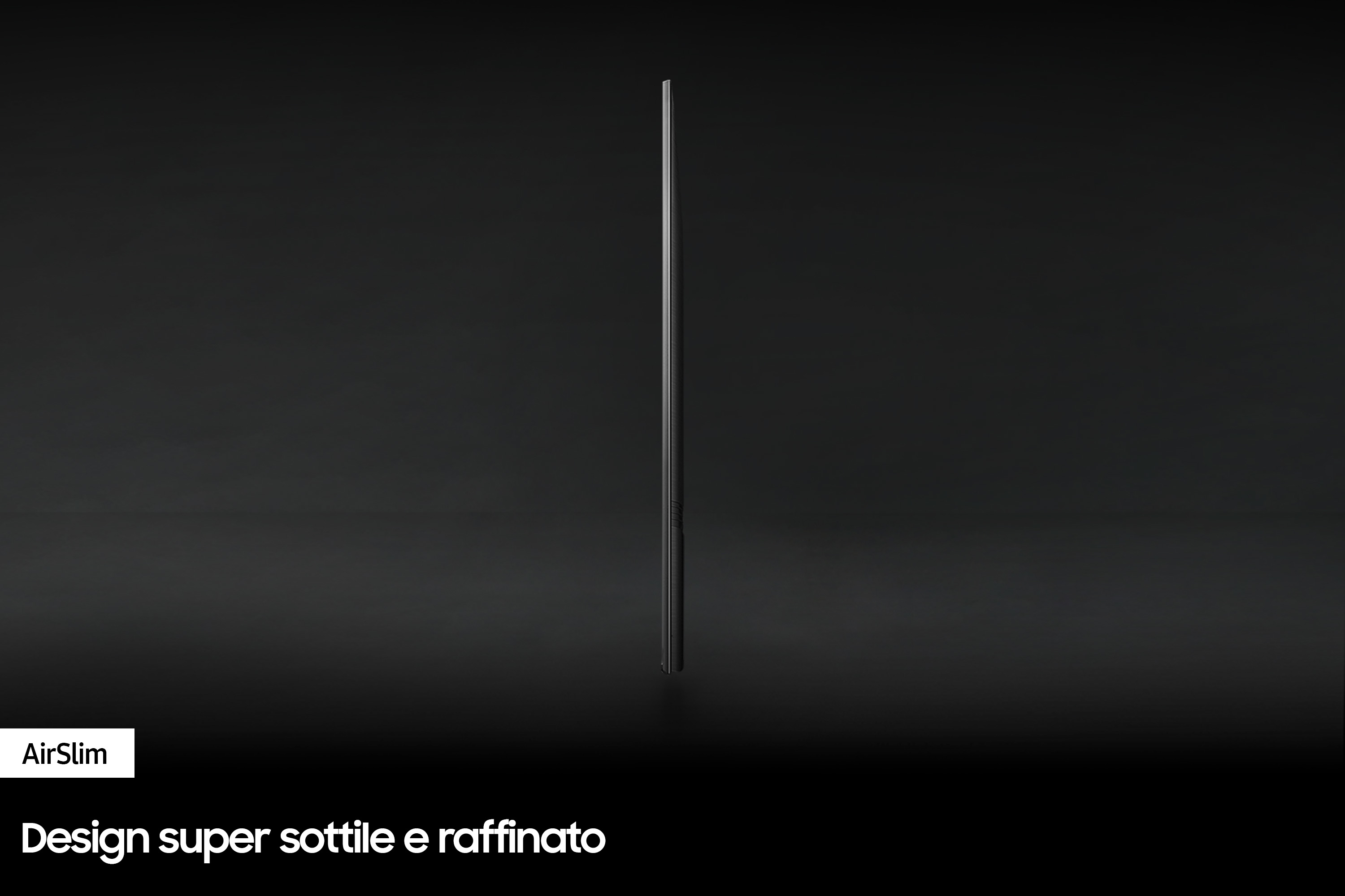 Un sottile schermo TV nero su sfondo nero, testo bianco sotto.