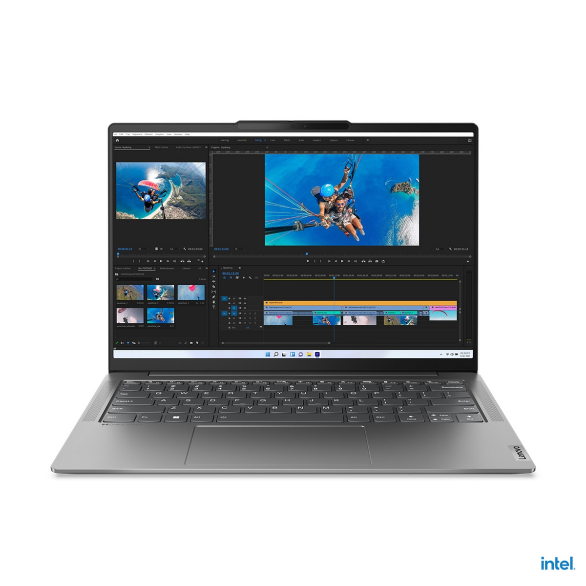 Laptop che mostra software di video editing. Lo schermo mostra video e timeline.