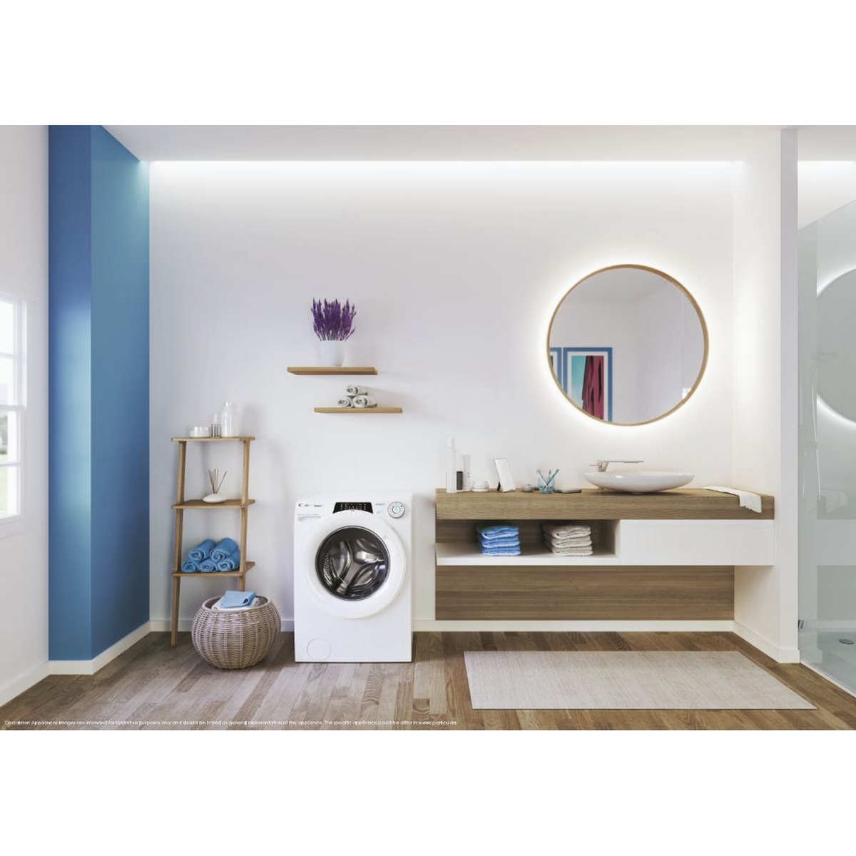 Bagno con lavatrice, specchio e mensole, con una sezione di parete blu e pareti bianche.
