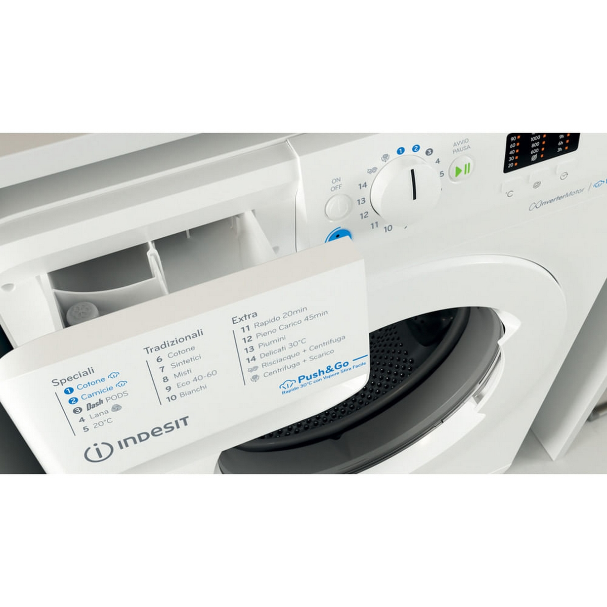 Porta lavatrice Indesit aperta. Programmi e pannello comandi all'interno.