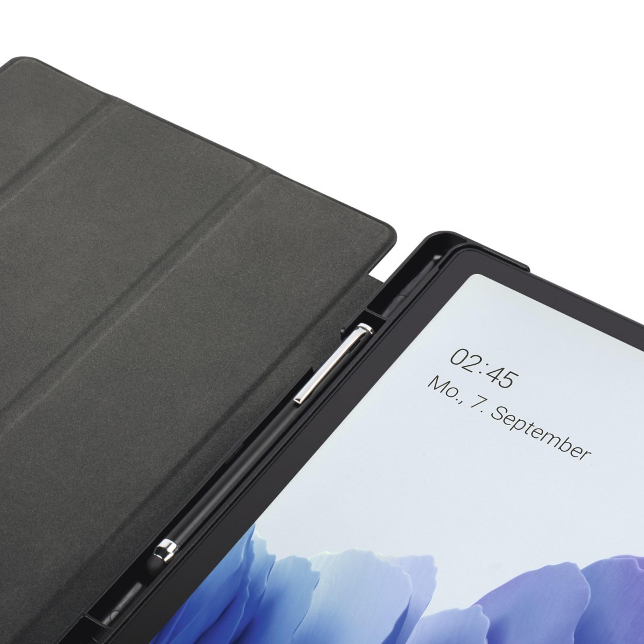 Tablet mit Hülle und Stift, Bildschirm zeigt Zeit.