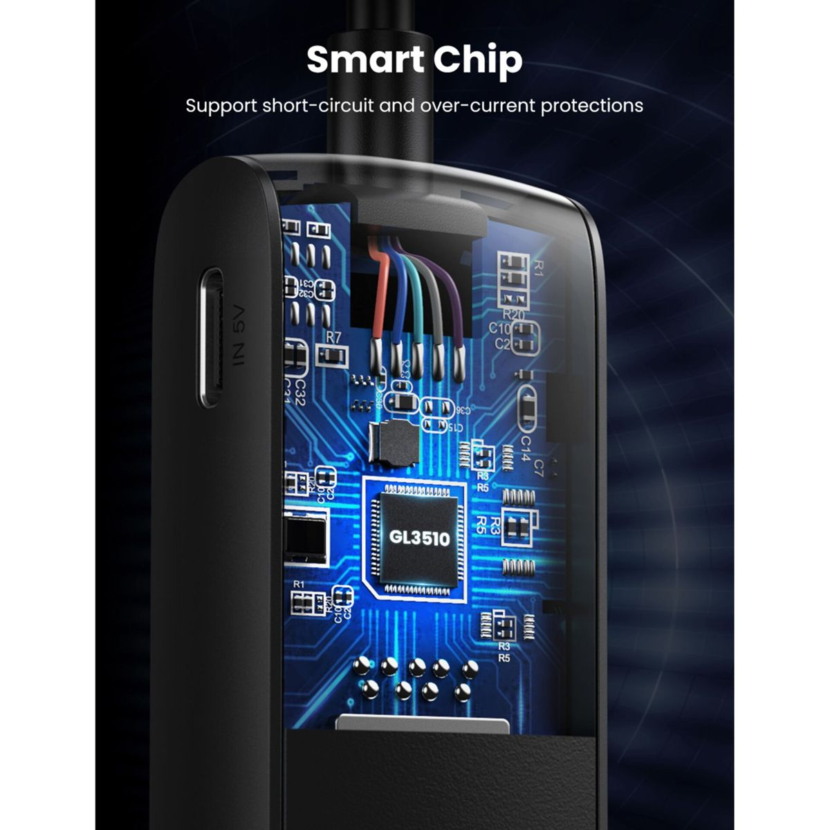 Primo piano di un dispositivo nero con design a circuito stampato. Testo: 'Smart Chip'.