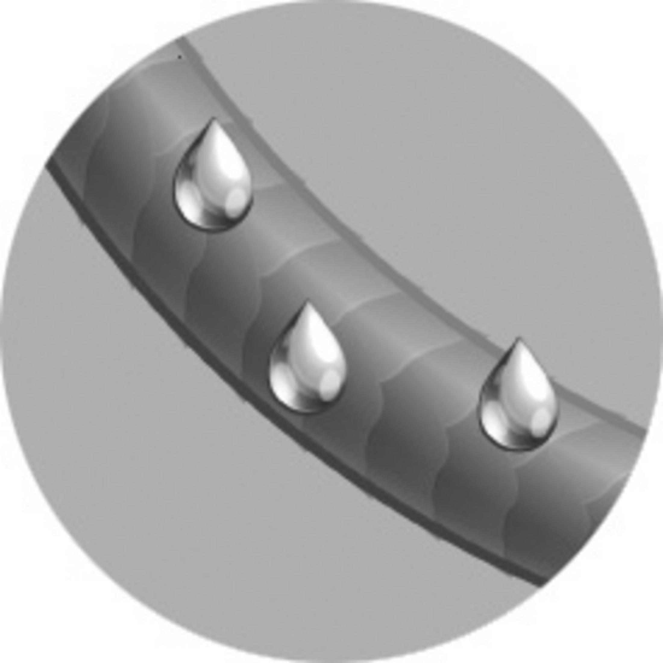 Trzy krople wody na pasmie włosów, zbliżenie.