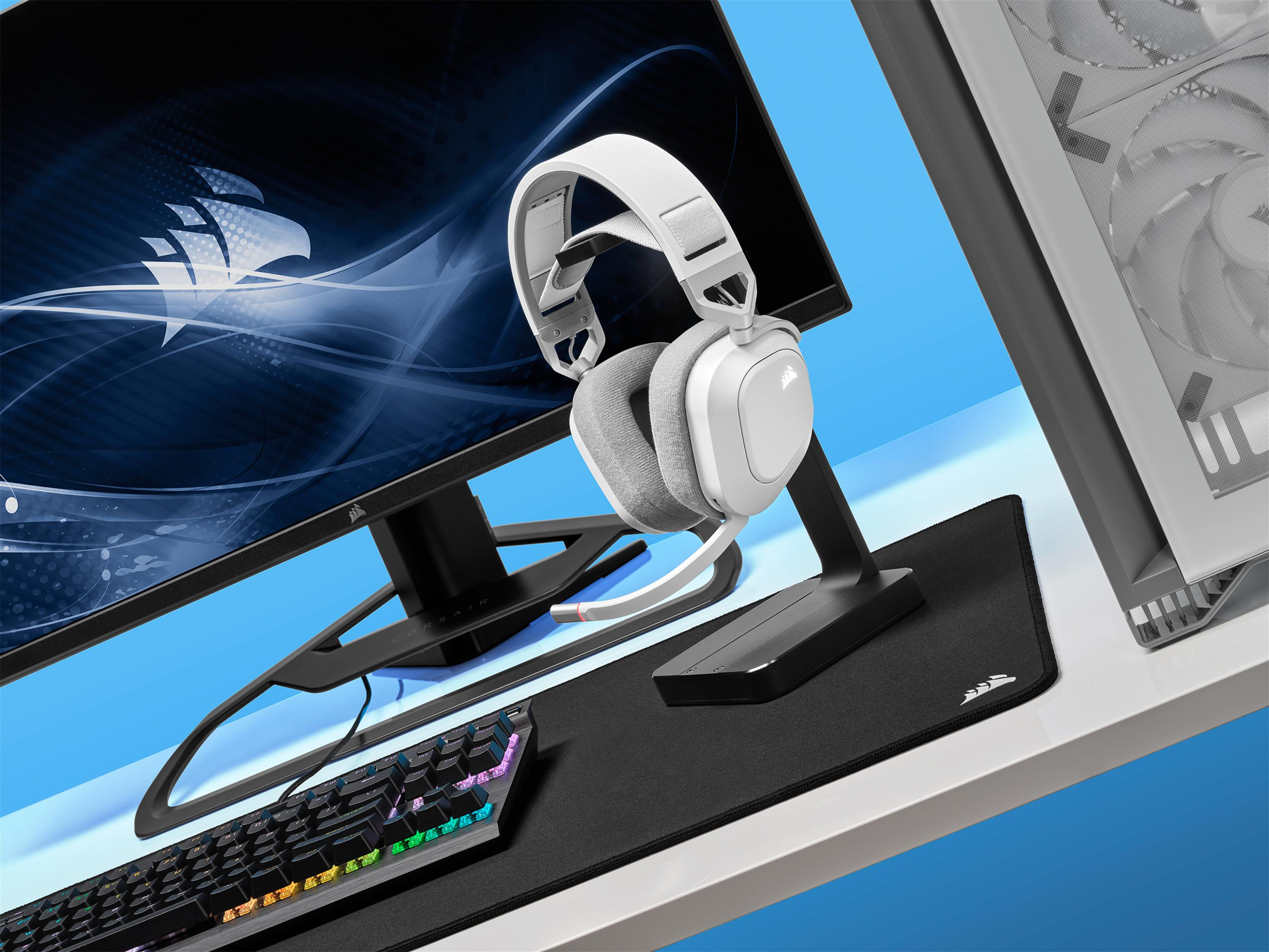 Konfiguracja do gier z monitorem, słuchawkami, klawiaturą i podkładką pod mysz.