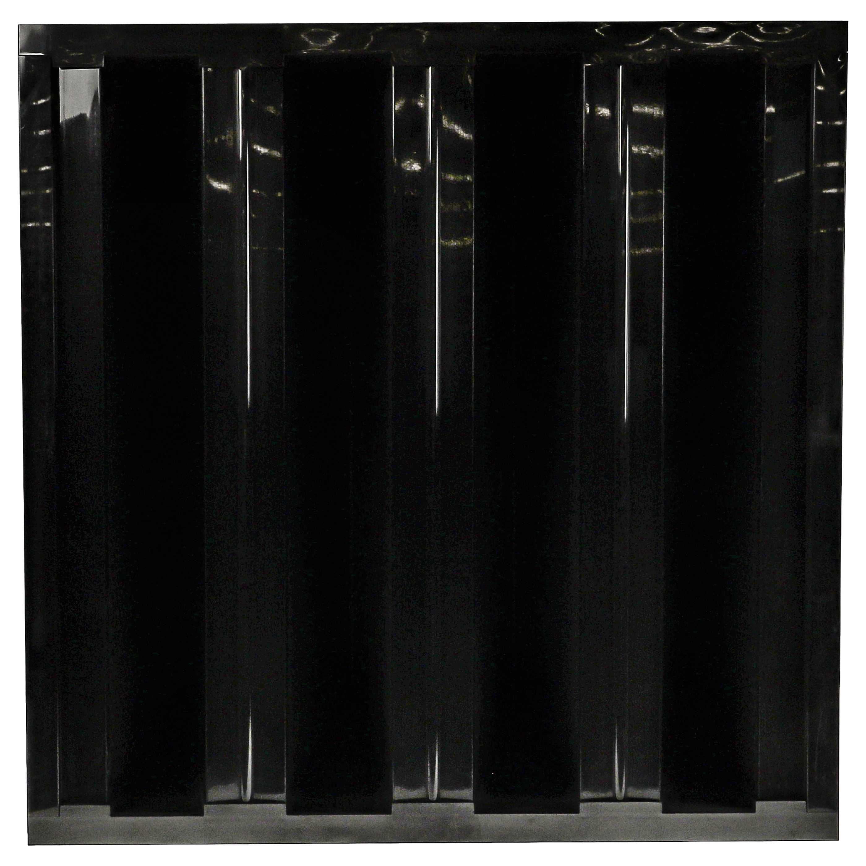 Schwarze vertikale Jalousien mit glänzendem Finish reflektieren das Licht und erzeugen ein Muster aus dunklen und hellen Streifen.