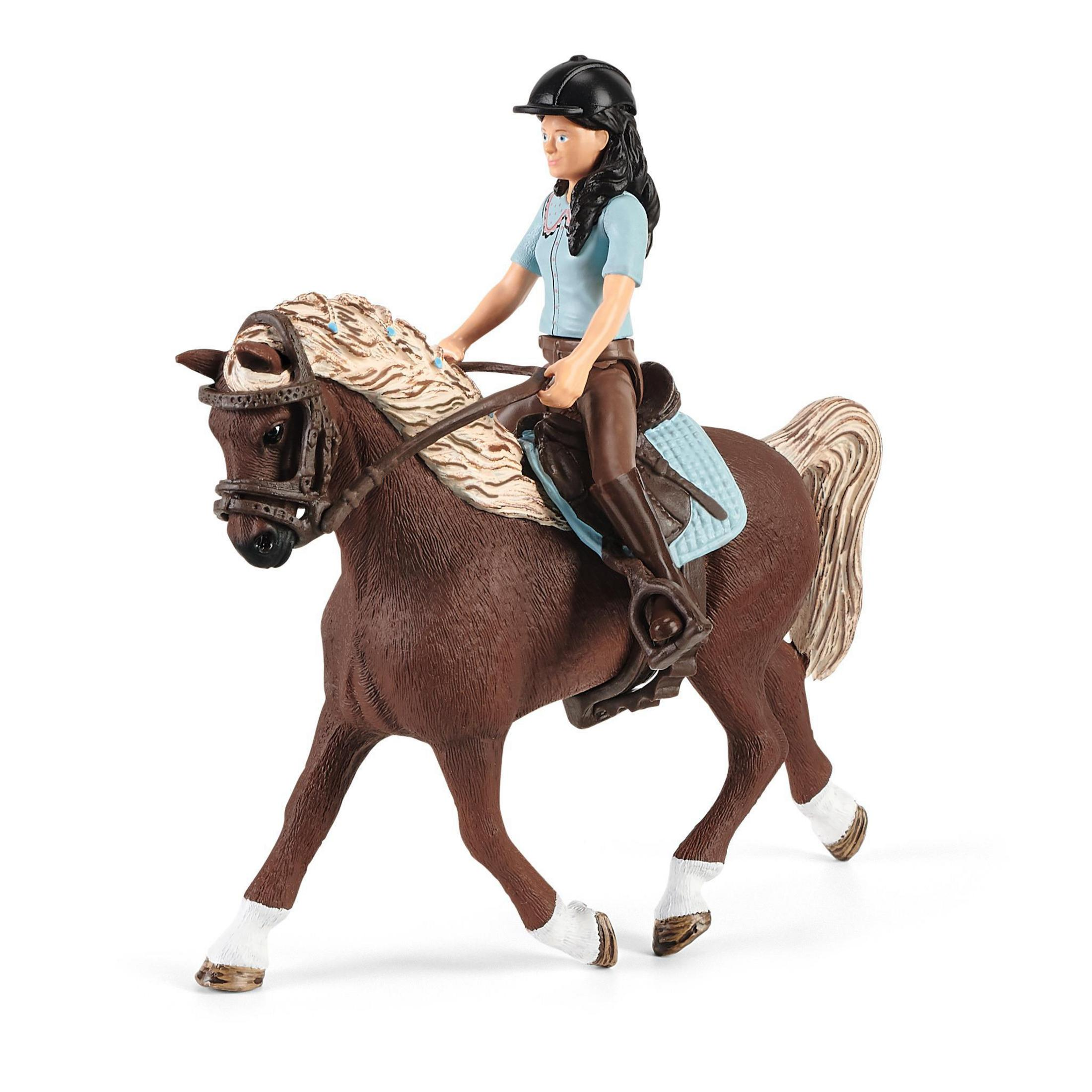 Un cavallo giocattolo con un cavaliere in camicia blu e casco nero, su una superficie bianca.