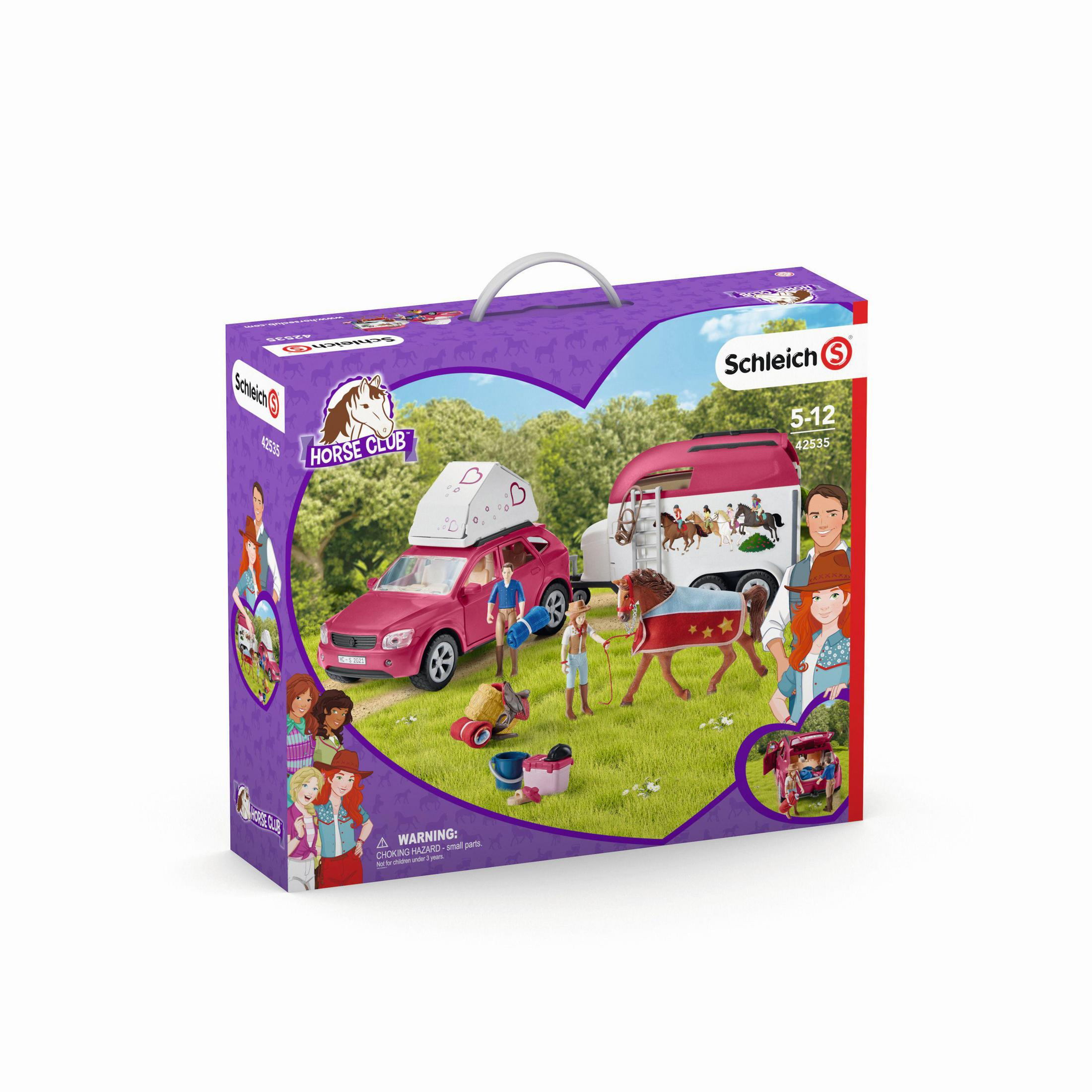Ein Spielzeugset mit pinkfarbenem Auto, Pferdeanhänger, Figuren und Zubehör wird gezeigt.