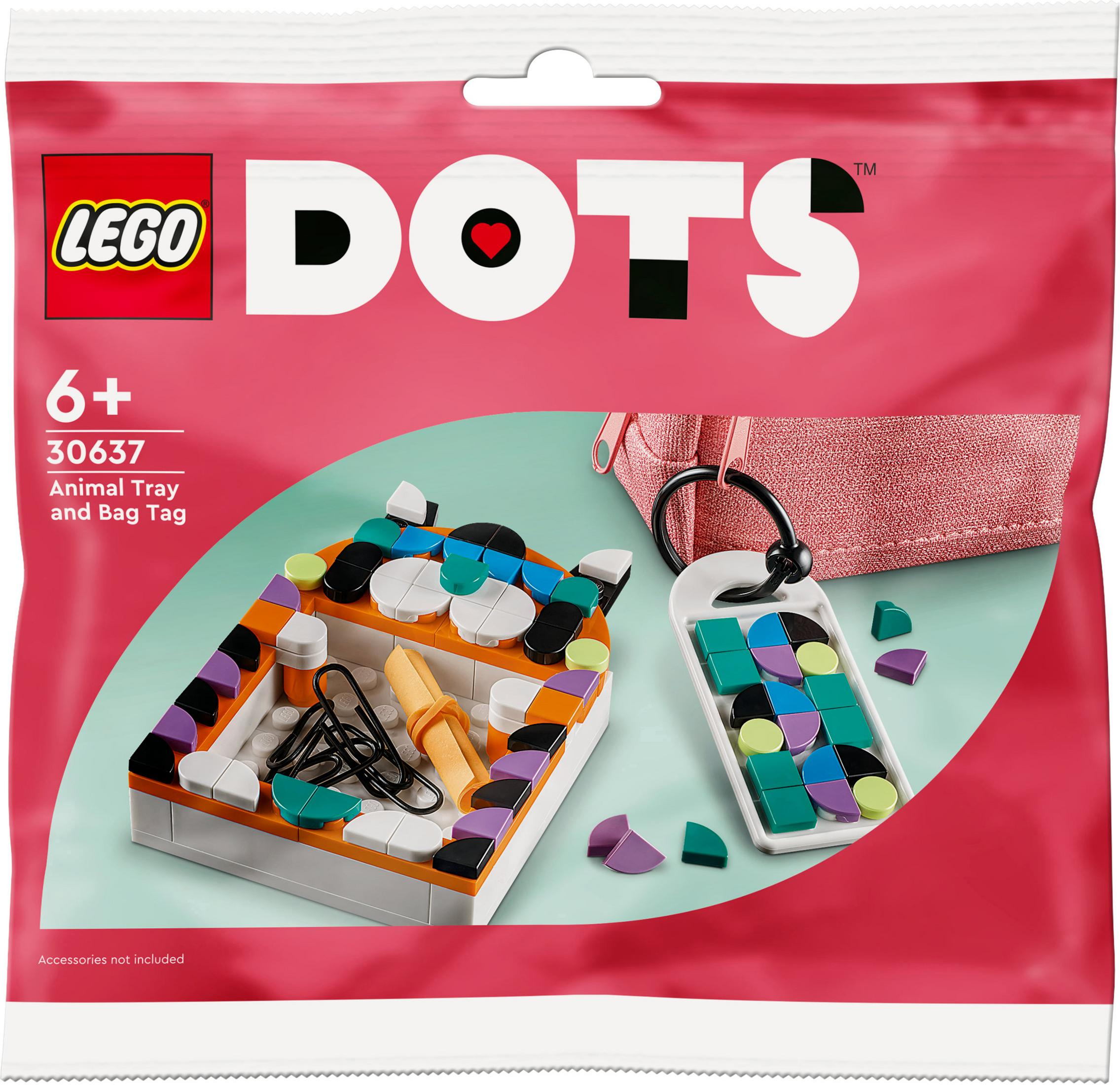Ein LEGO Dots Set in einer Tüte, mit einem Tablett mit bunten Elementen.