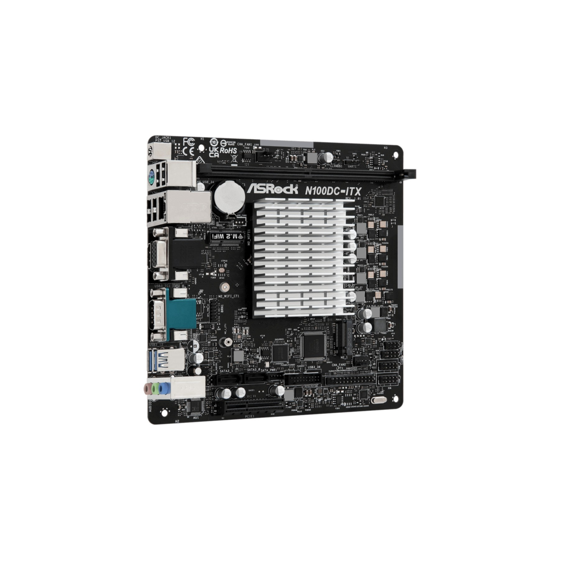 Scheda madre del computer. PCB nero, con vari componenti, dissipatore di calore e connettori. Sfondo bianco.