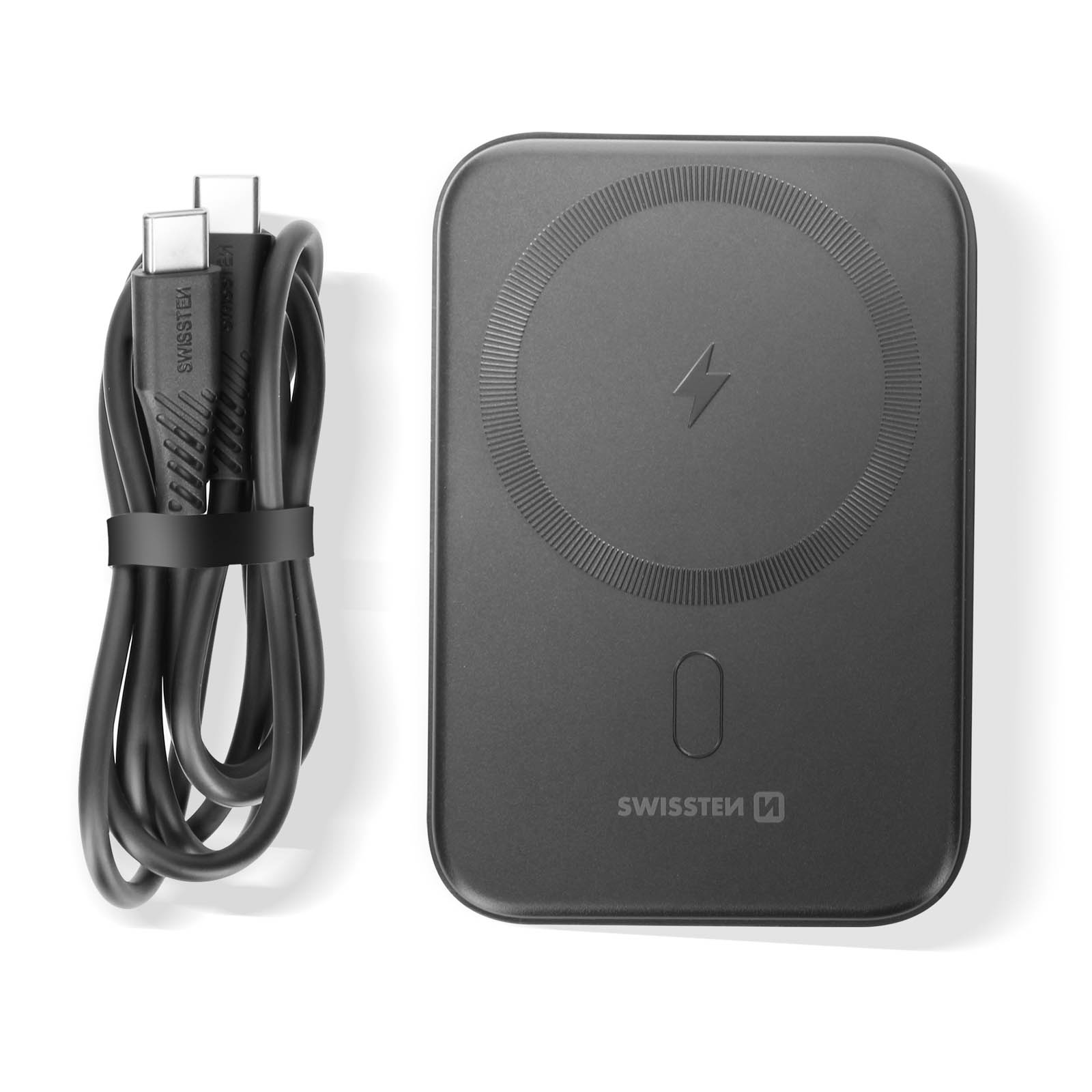 Un chargeur sans fil noir et un câble USB-C sur fond blanc.
