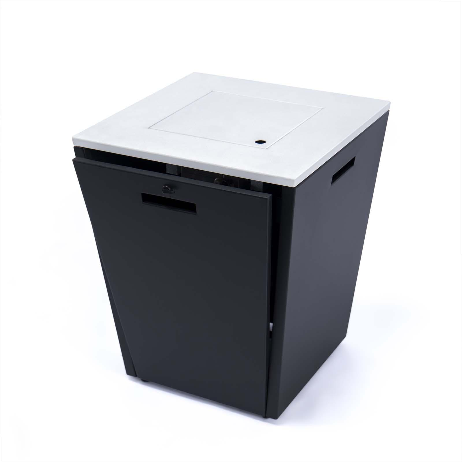 Schwarzer und weißer Outdoor-Stauschrank mit weißer Oberseite.